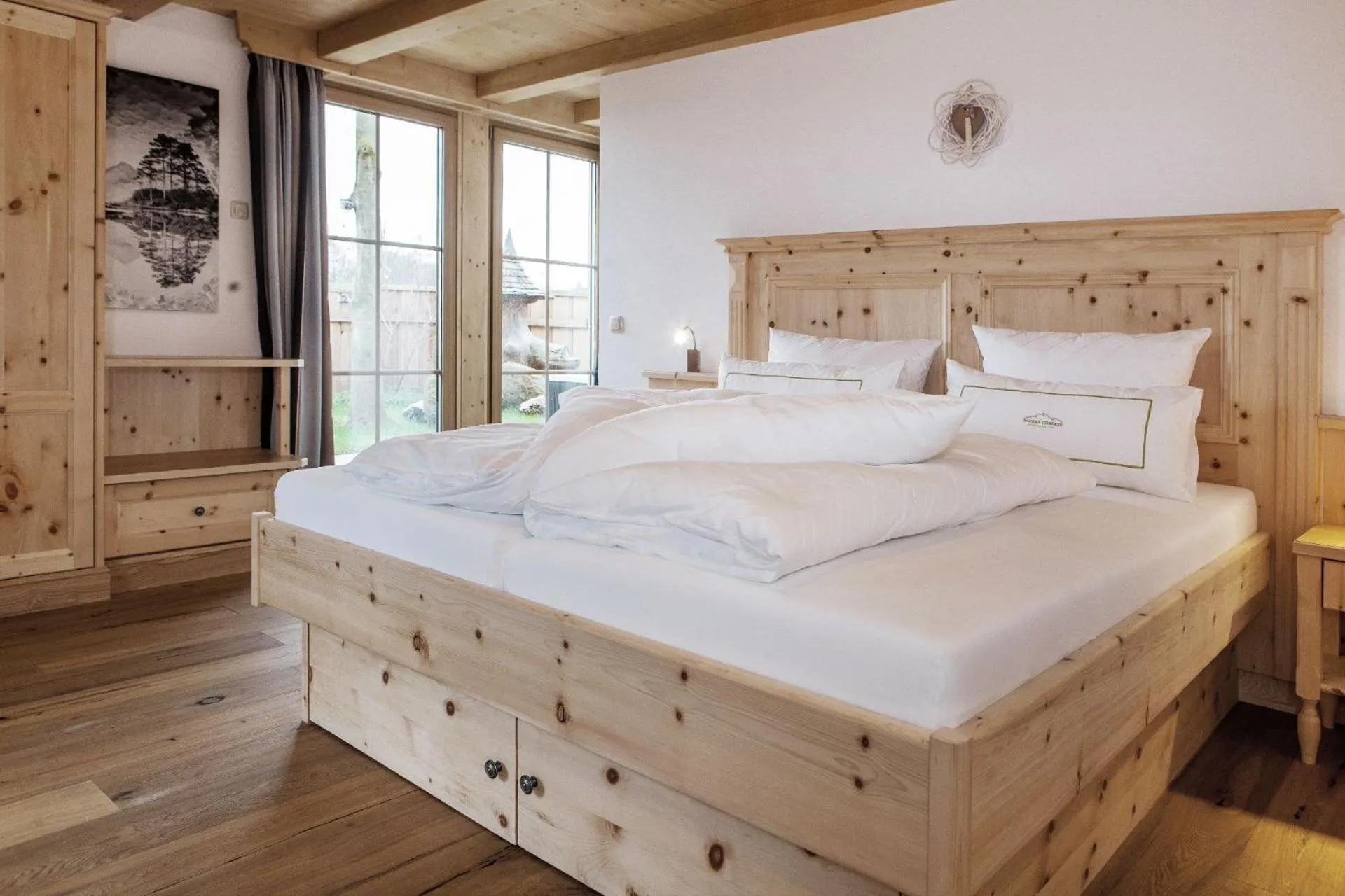 Bedroom, Bed in Bayern Chalets bei Salzburg und Berchtesgaden mit Whirlpool und Sauna