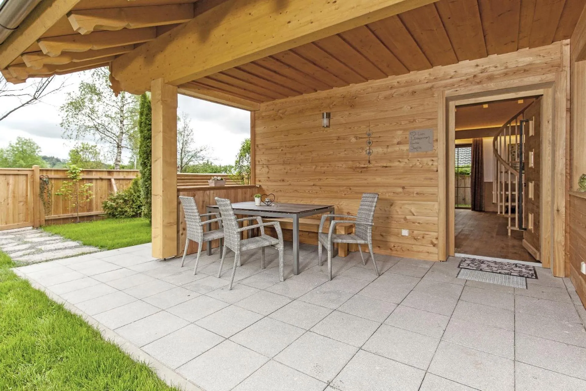 Balcony/Terrace in Bayern Chalets bei Salzburg und Berchtesgaden mit Whirlpool und Sauna