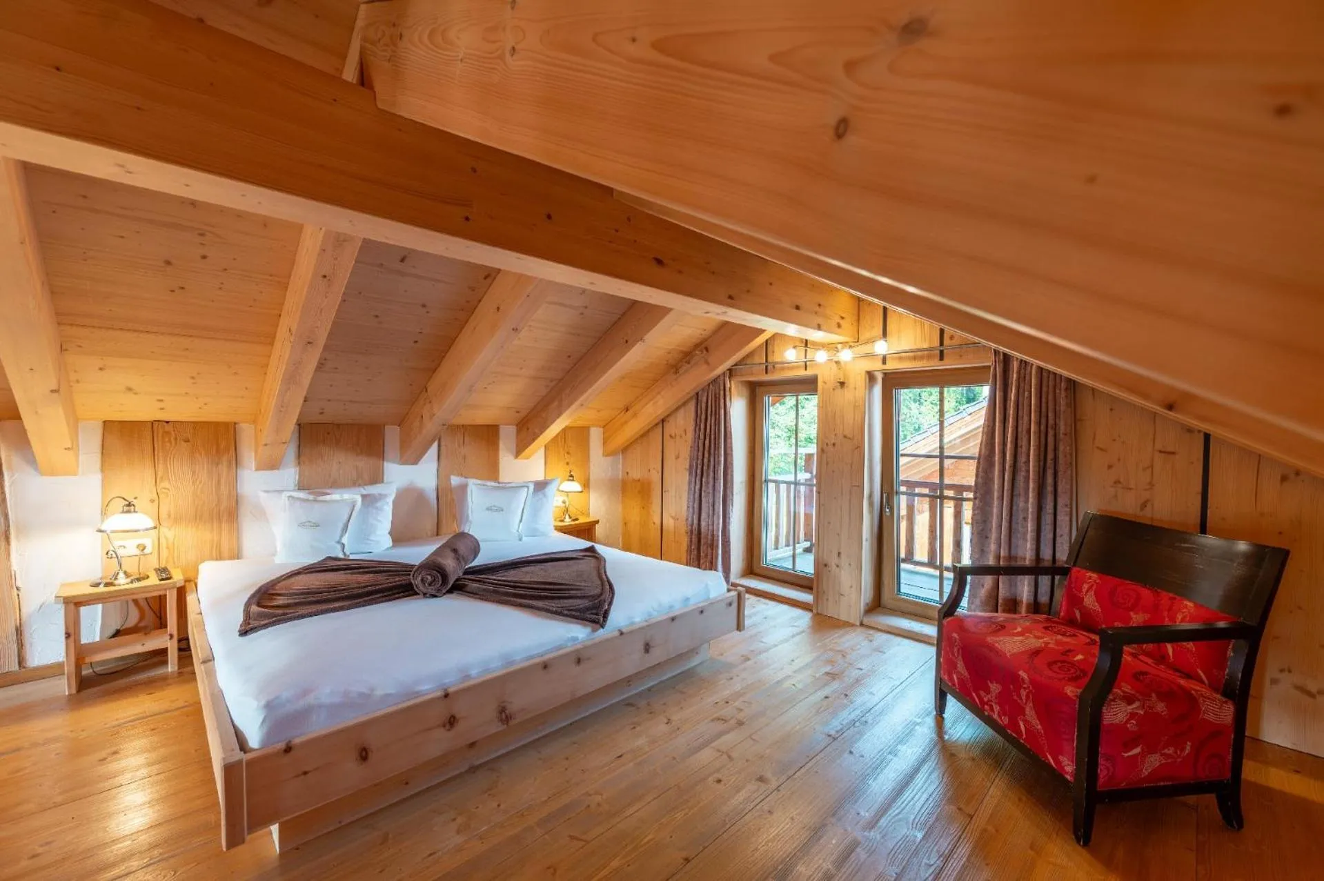 Bedroom, Bed in Bayern Chalets bei Salzburg und Berchtesgaden mit Whirlpool und Sauna