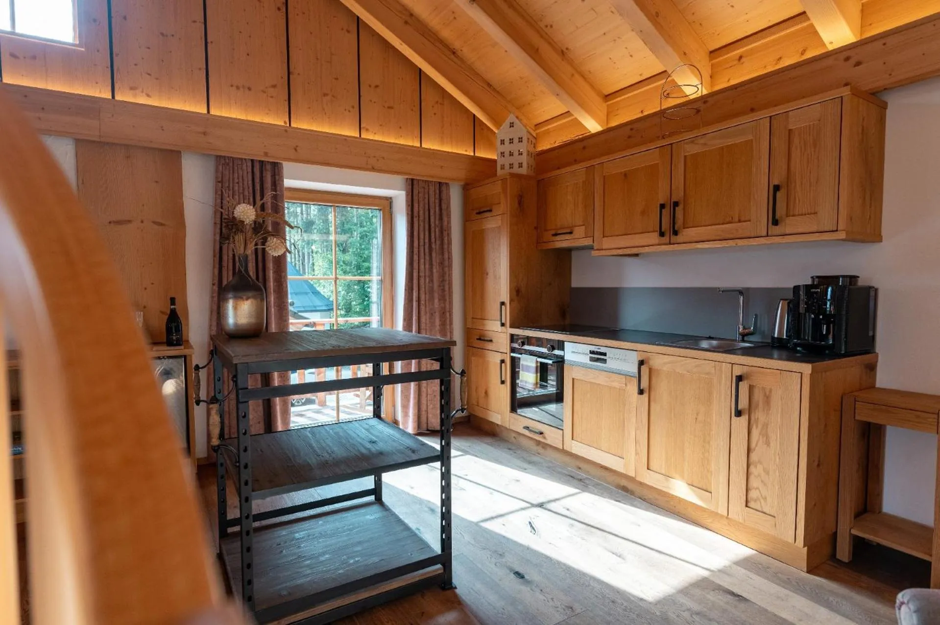 Kitchen or kitchenette in Bayern Chalets bei Salzburg und Berchtesgaden mit Whirlpool und Sauna