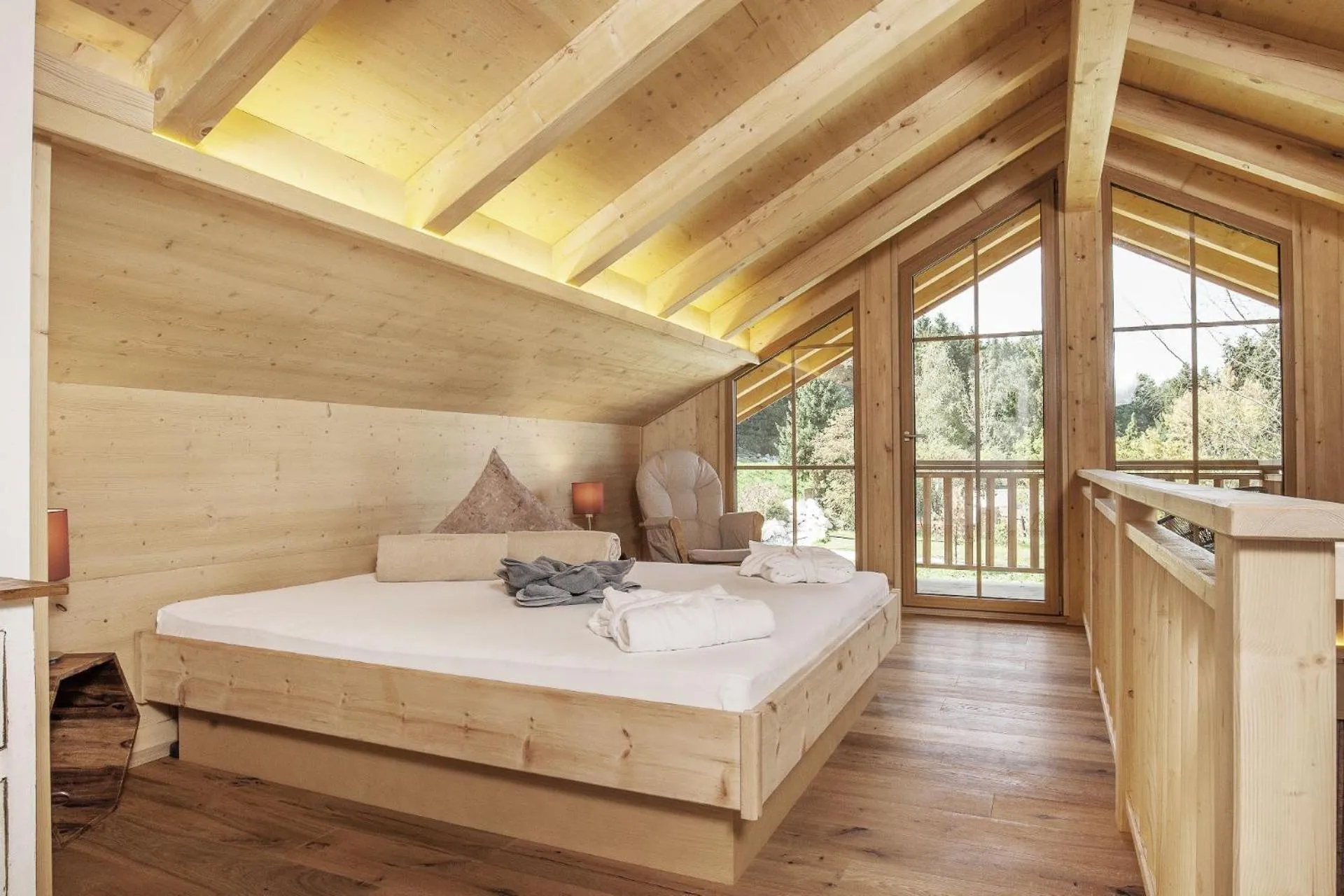 Bed in Bayern Chalets bei Salzburg und Berchtesgaden mit Whirlpool und Sauna