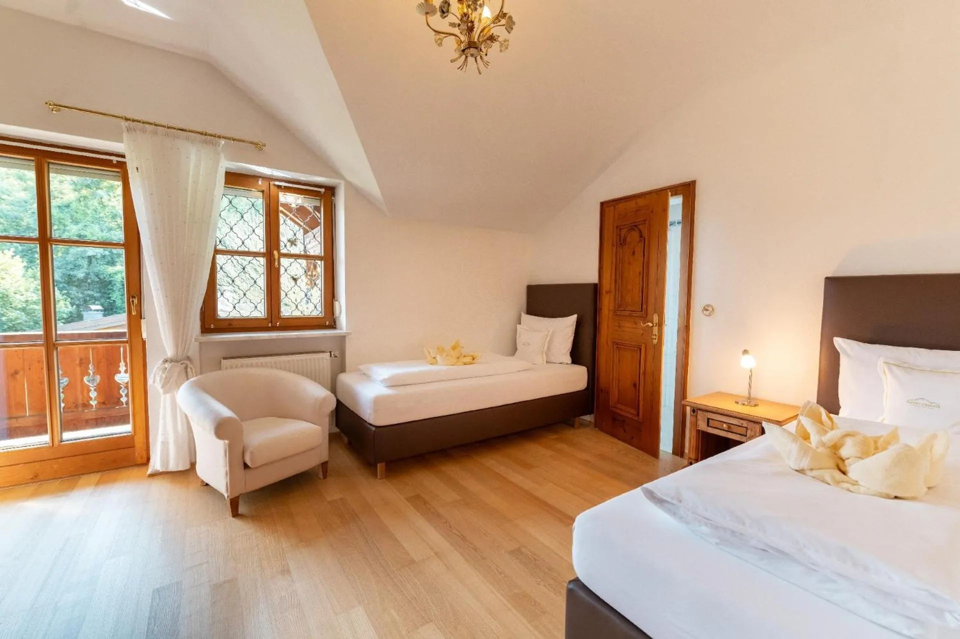 Bedroom, Bed in Bayern Chalets bei Salzburg und Berchtesgaden mit Whirlpool und Sauna