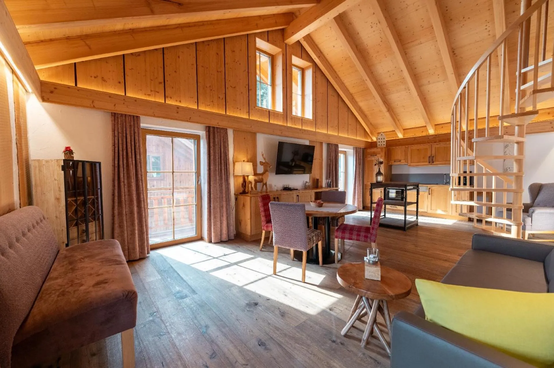 Living room in Bayern Chalets bei Salzburg und Berchtesgaden mit Whirlpool und Sauna
