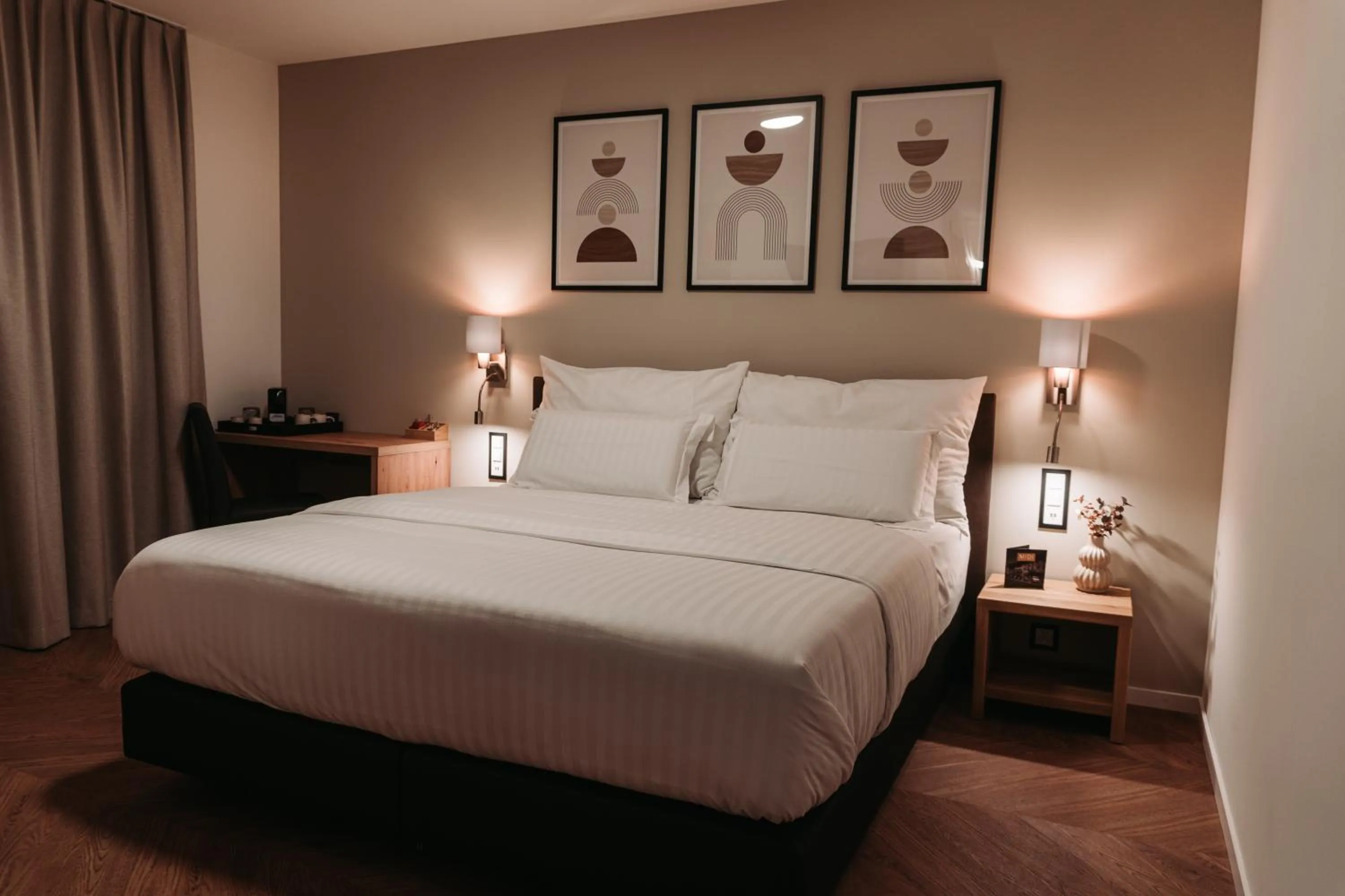 Bedroom, Bed in Hôtel du Midi