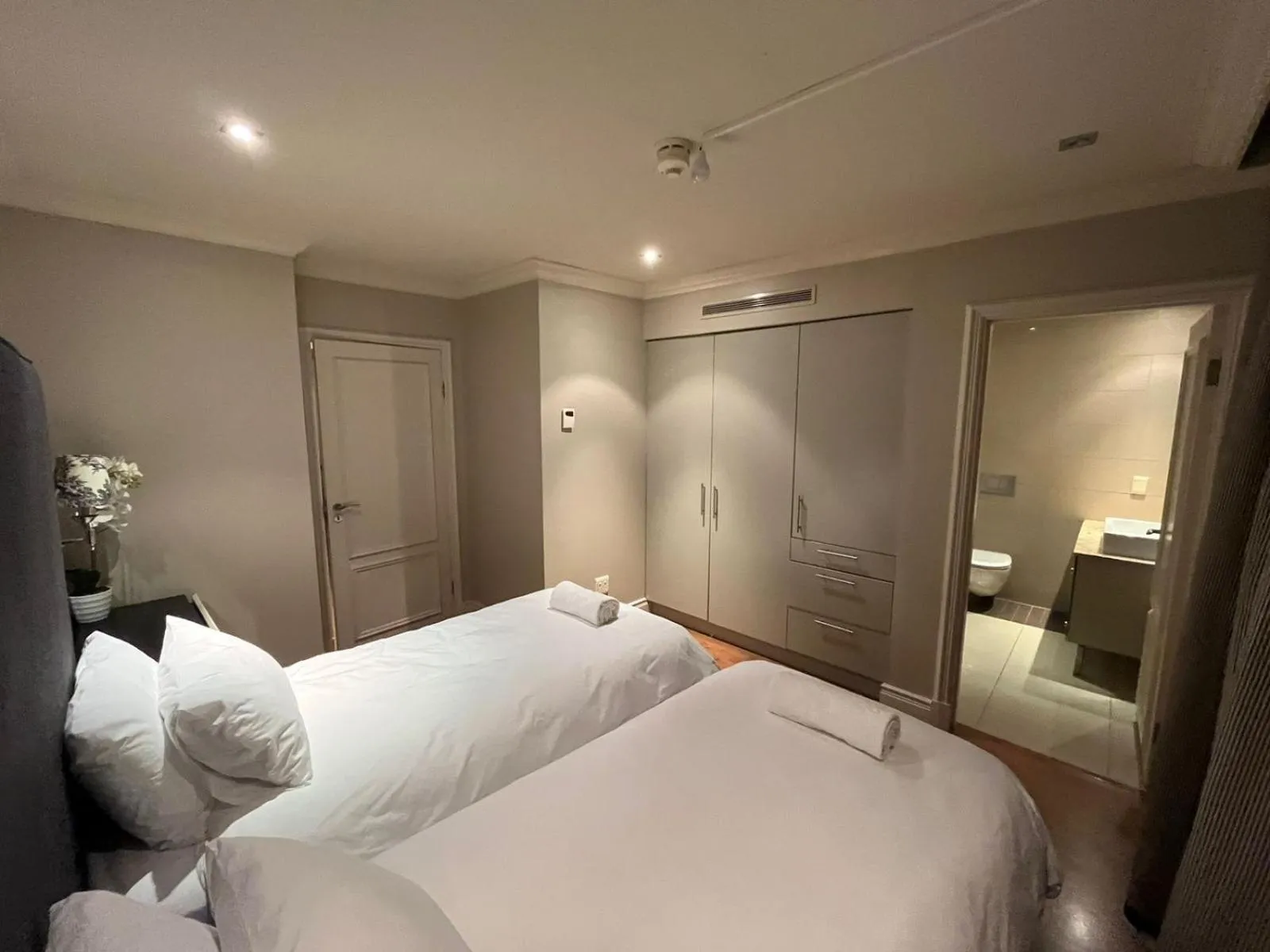 Bedroom, Bed in Cape Royale Luxury Suite