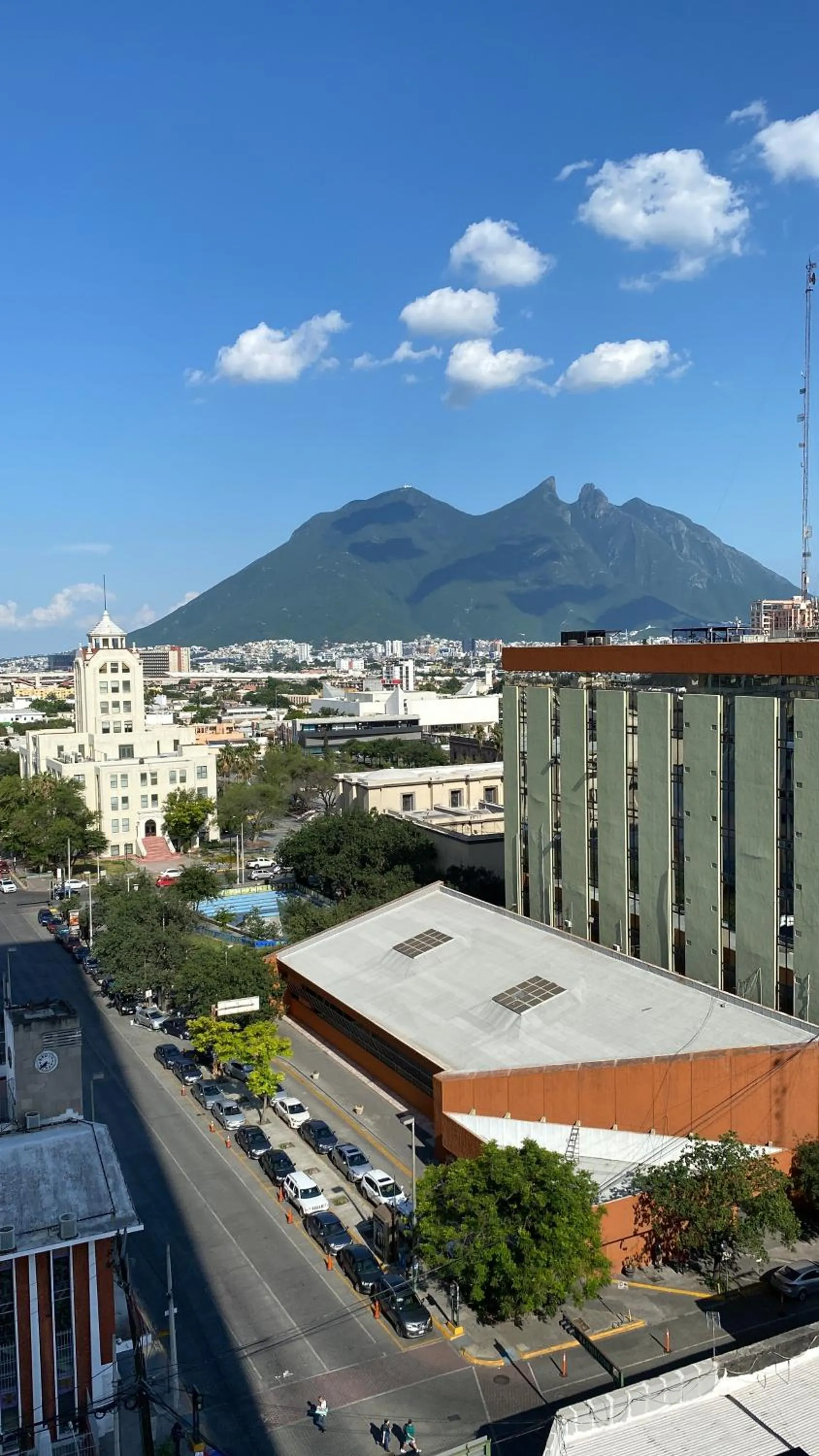 Mountain view in Lux 2 bedroom apartment, swimming pool, gym and free parking spot in Macro Plaza area