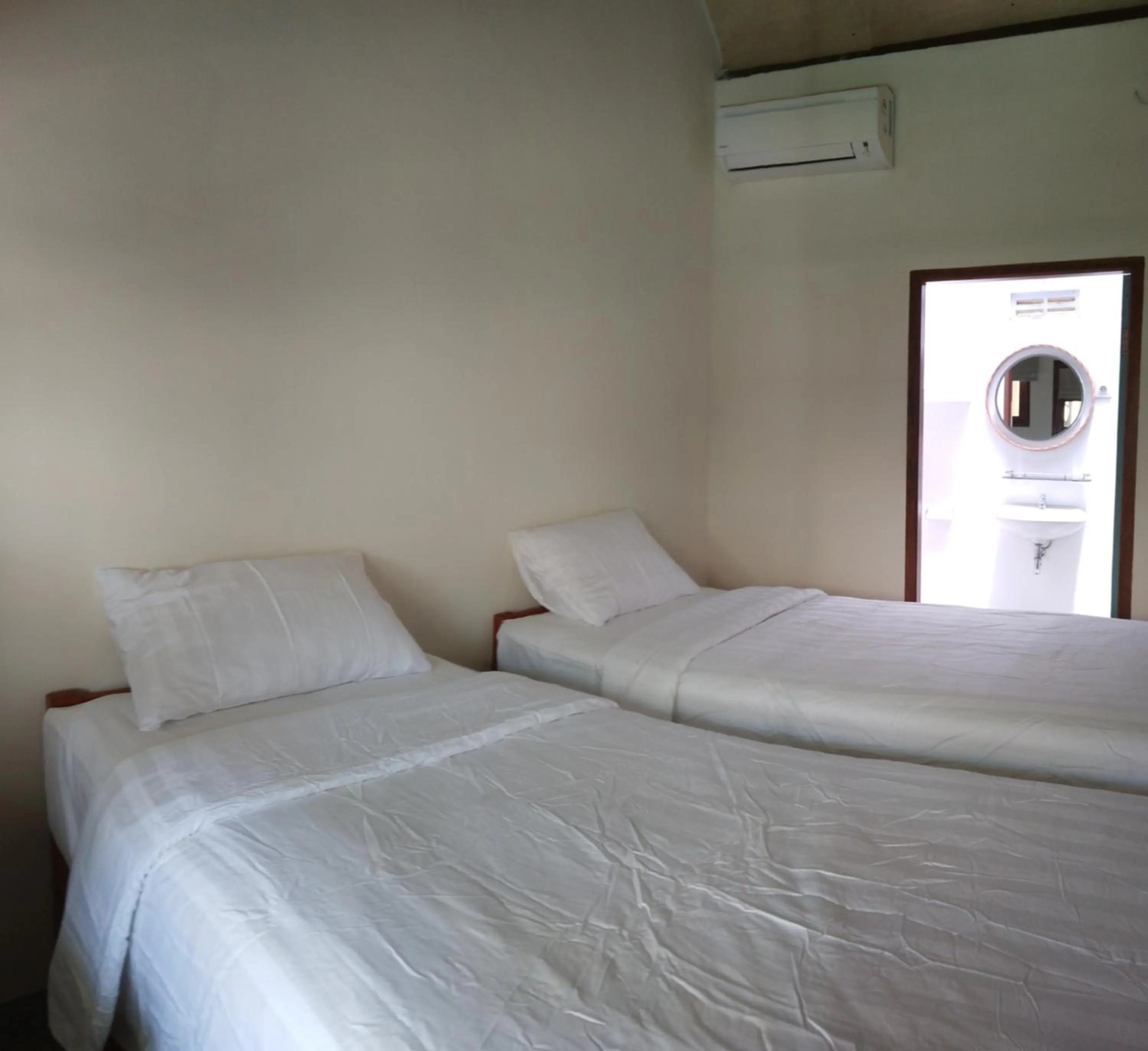 Bedroom, Bed in Roots Hotel Trawangan