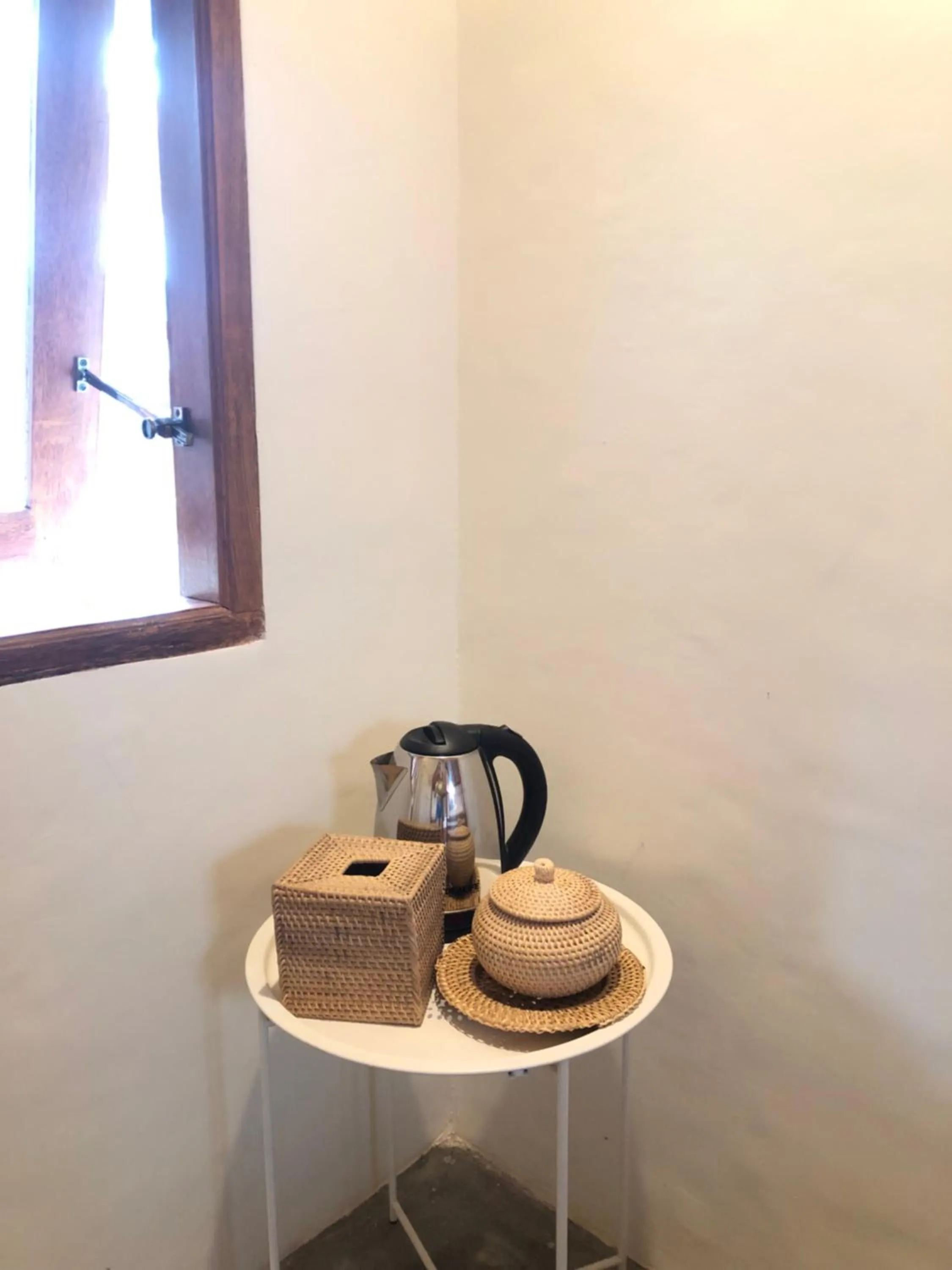 Coffee/tea facilities in Roots Hotel Trawangan