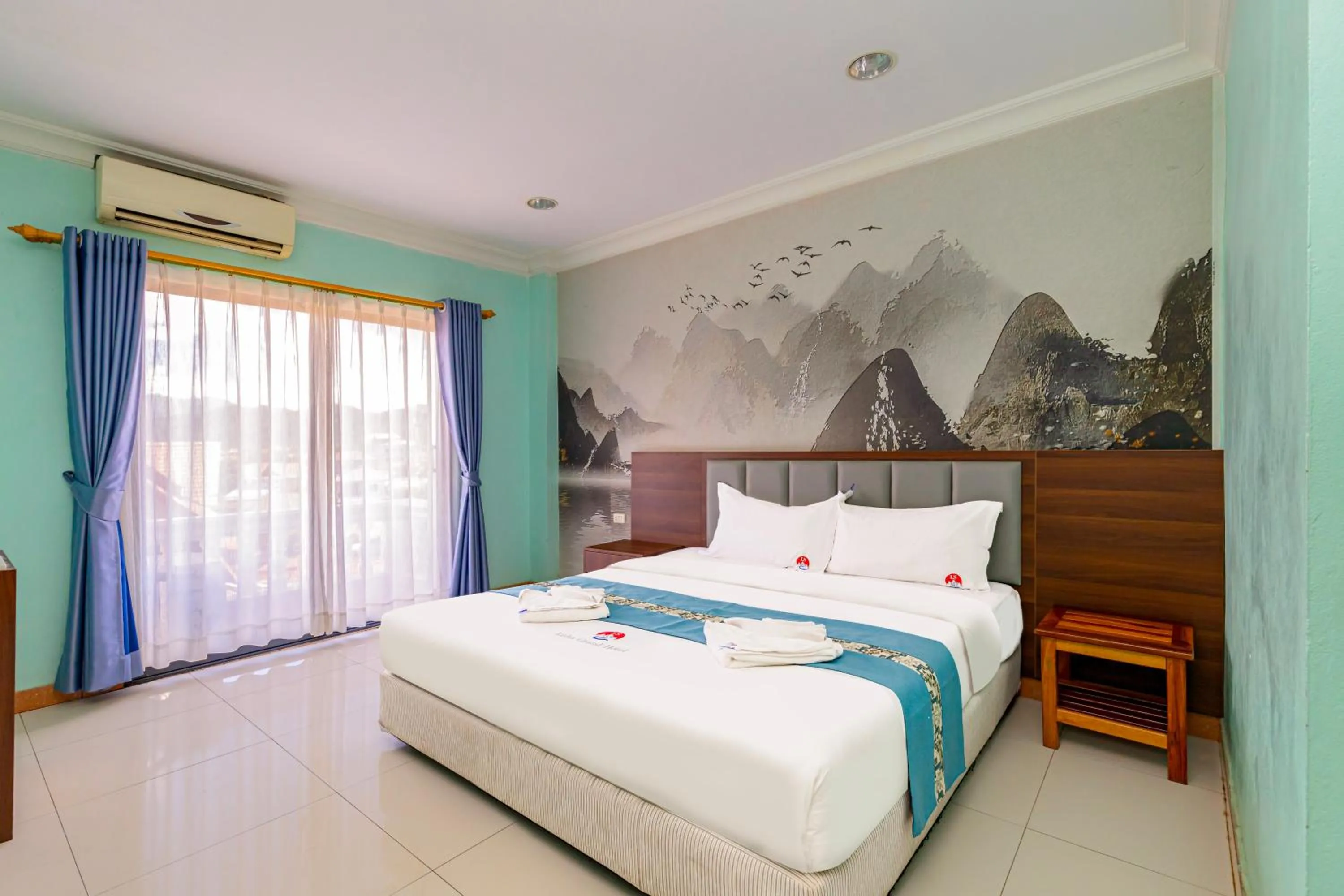 Photo of the whole room, Bed in Lisha Roungnakhone Hotel