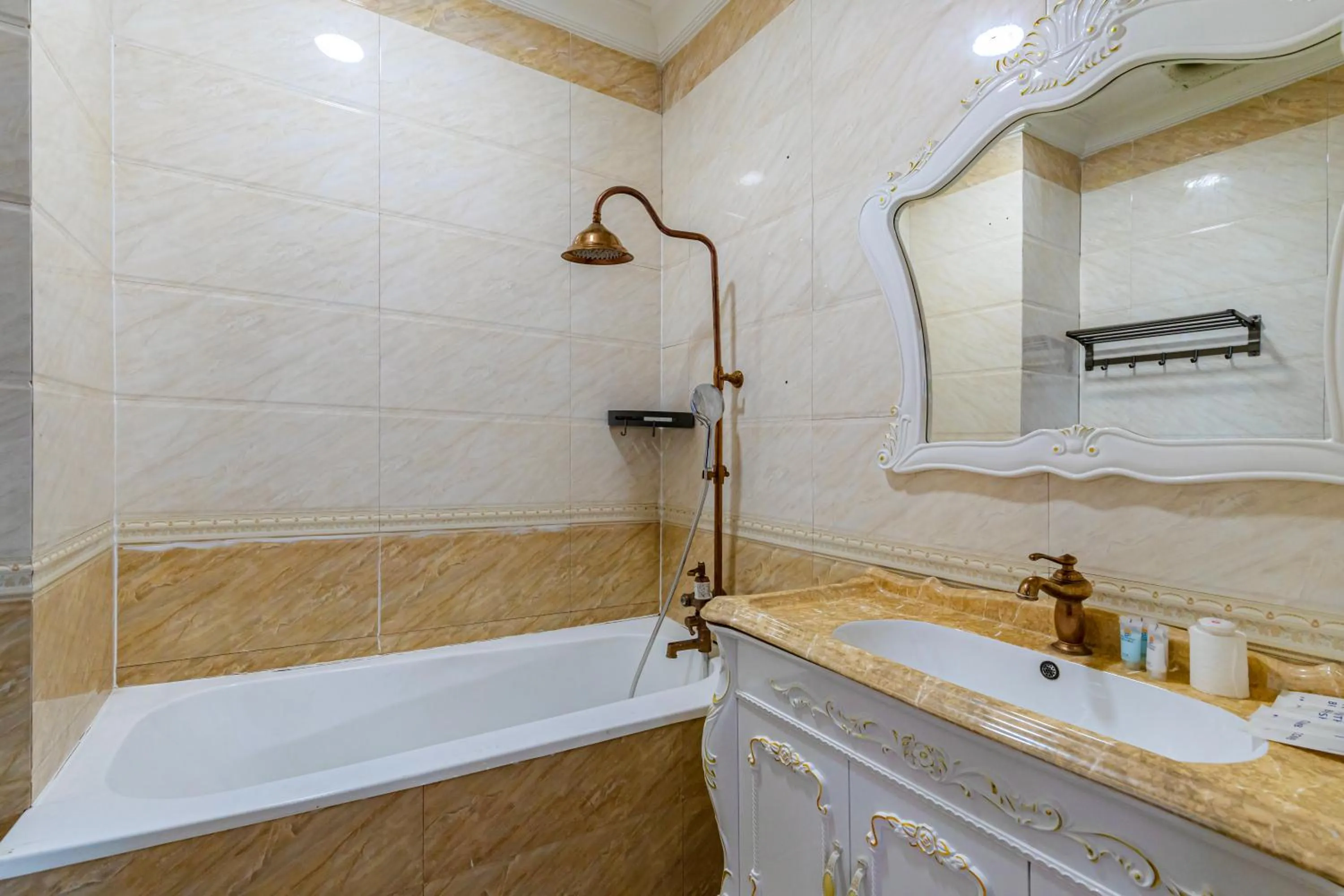 Bathroom in Lisha Roungnakhone Hotel