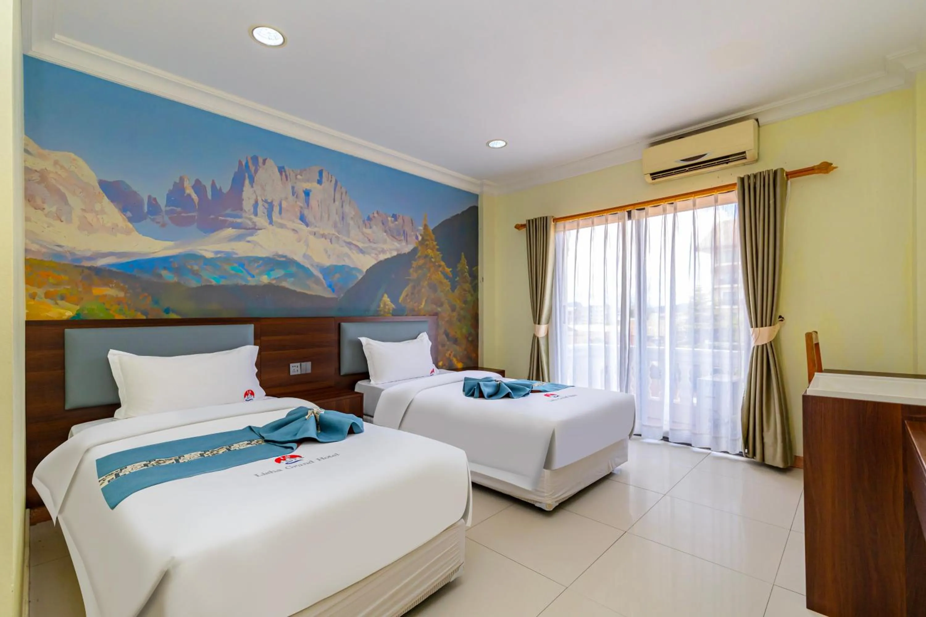 Photo of the whole room, Bed in Lisha Roungnakhone Hotel