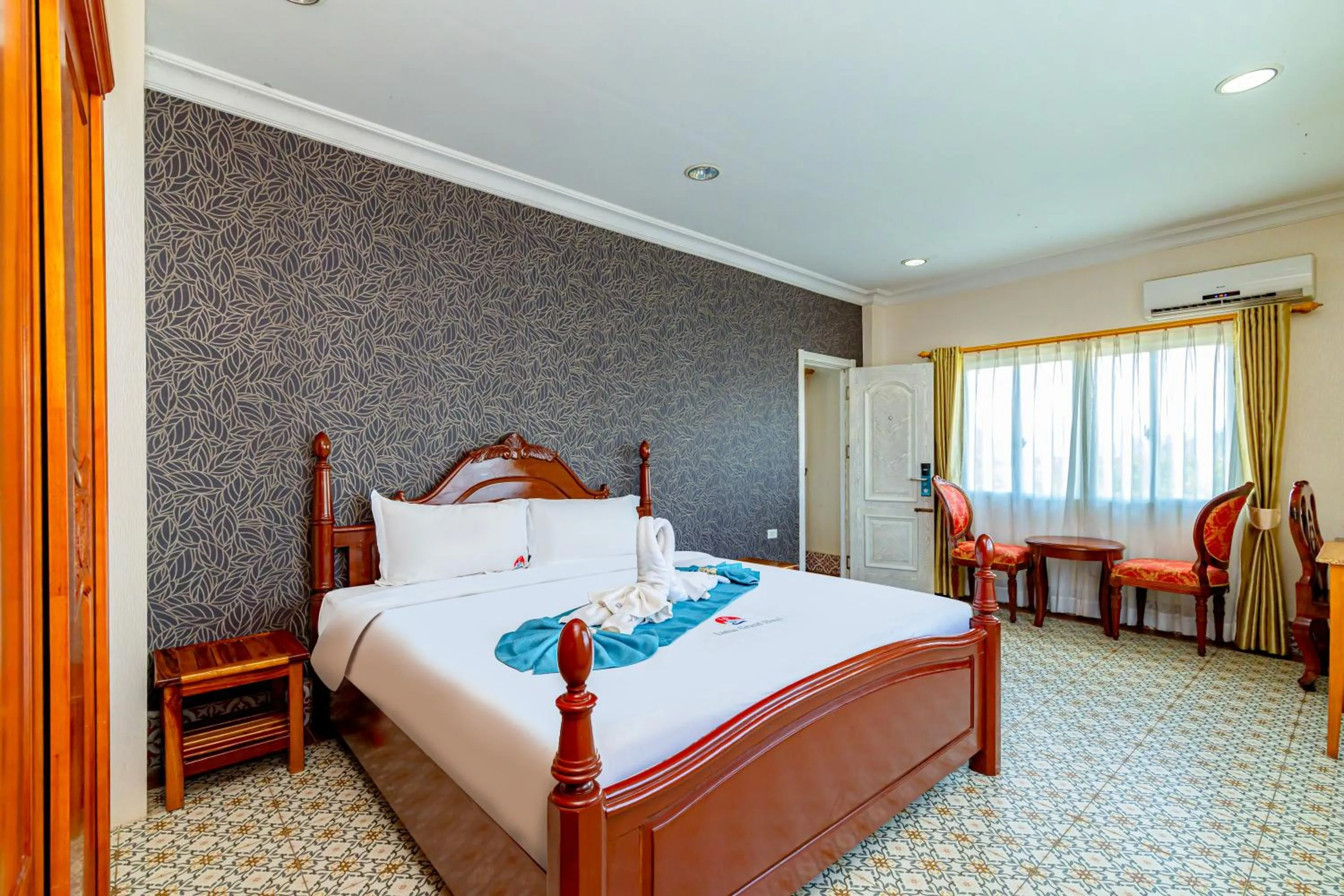 Photo of the whole room, Bed in Lisha Roungnakhone Hotel