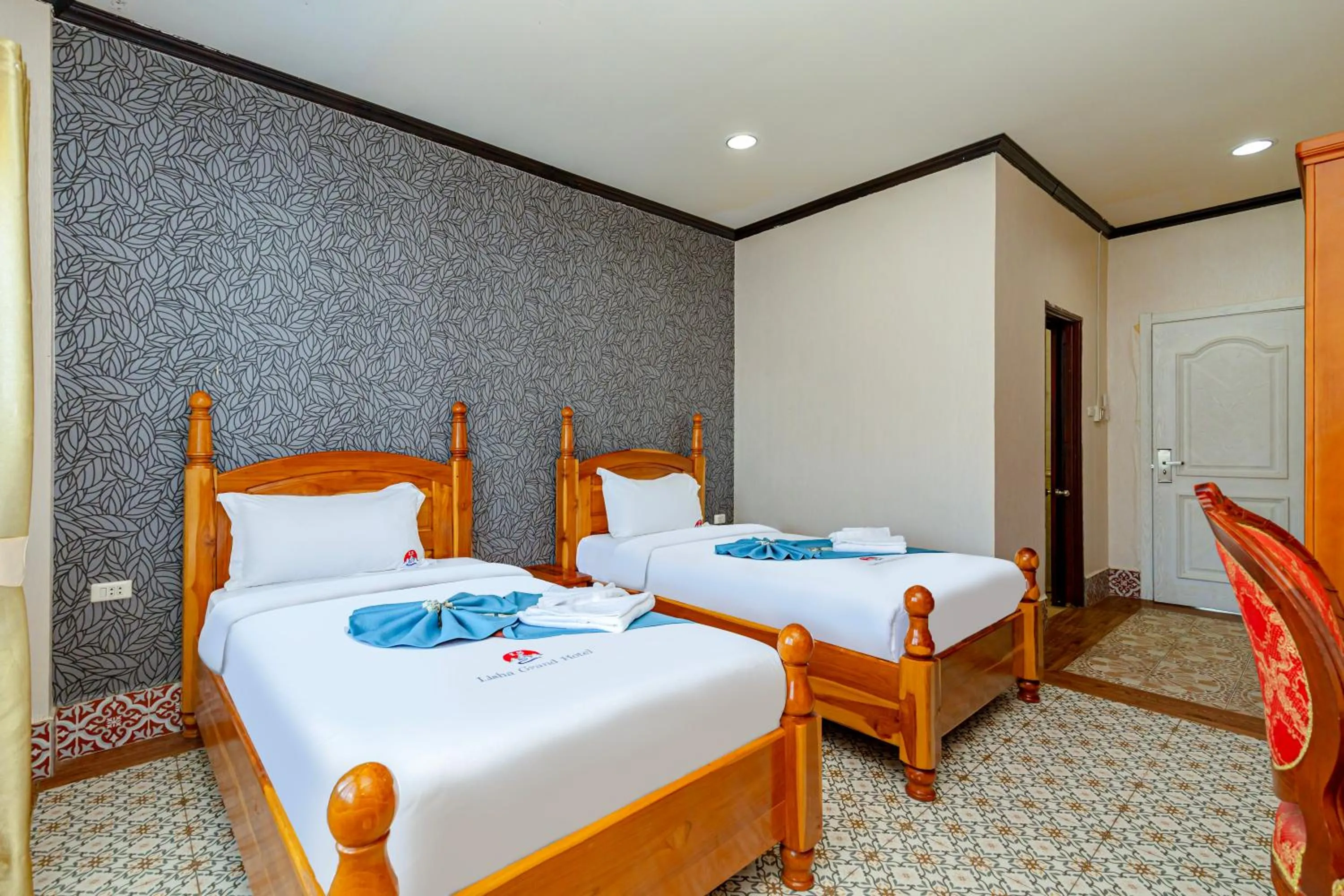 Photo of the whole room, Bed in Lisha Roungnakhone Hotel