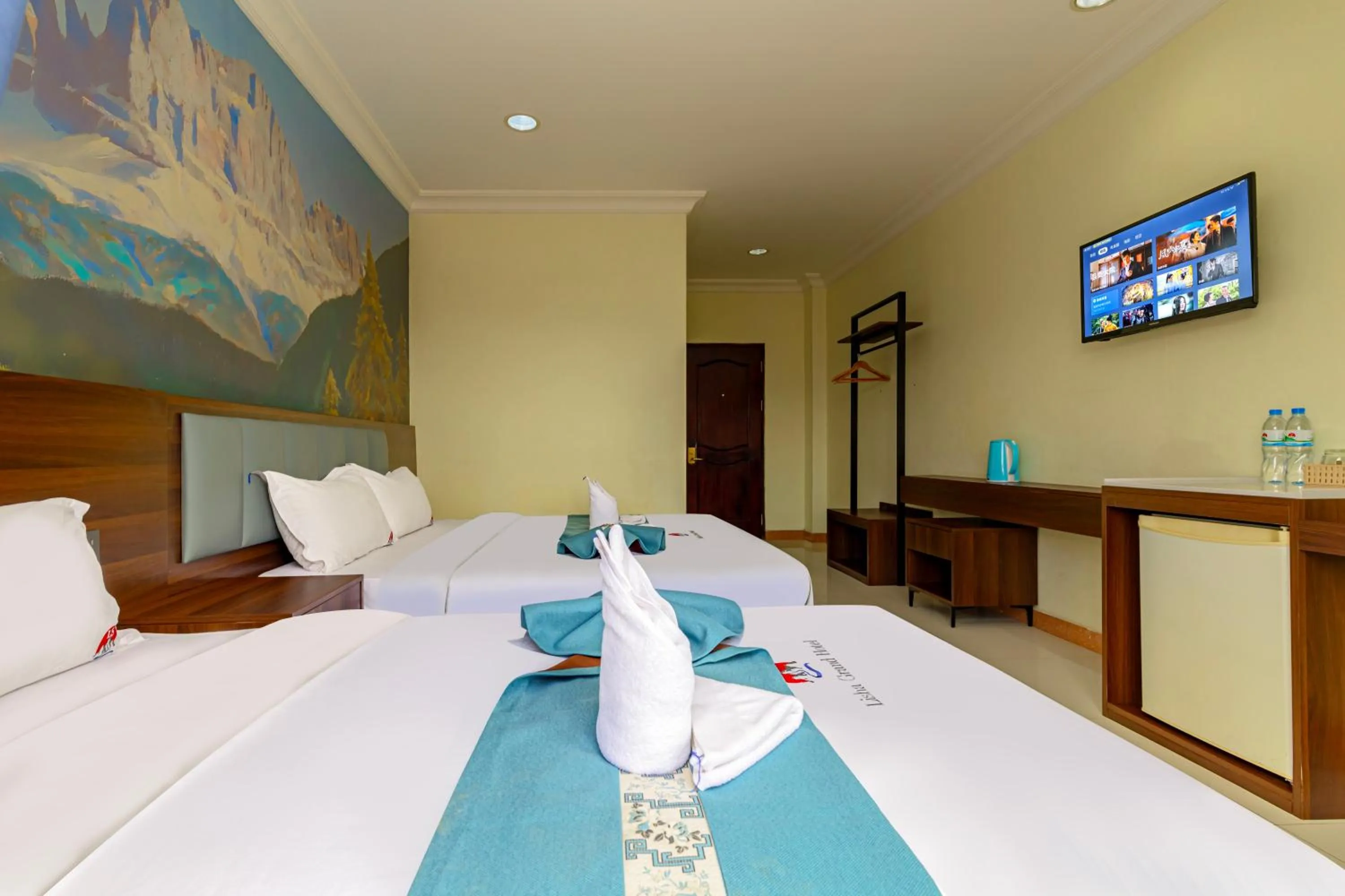 Photo of the whole room, Bed in Lisha Roungnakhone Hotel