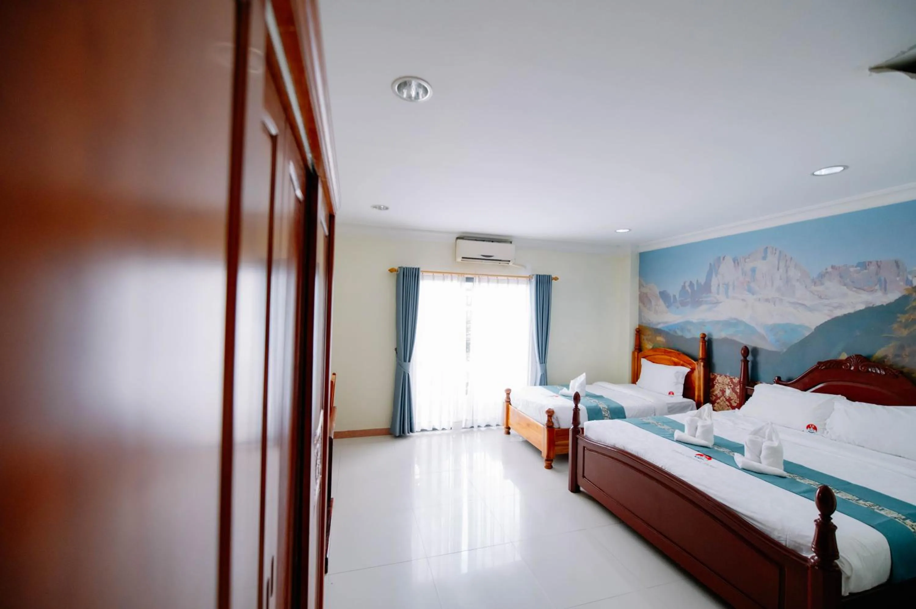Photo of the whole room, Bed in Lisha Roungnakhone Hotel