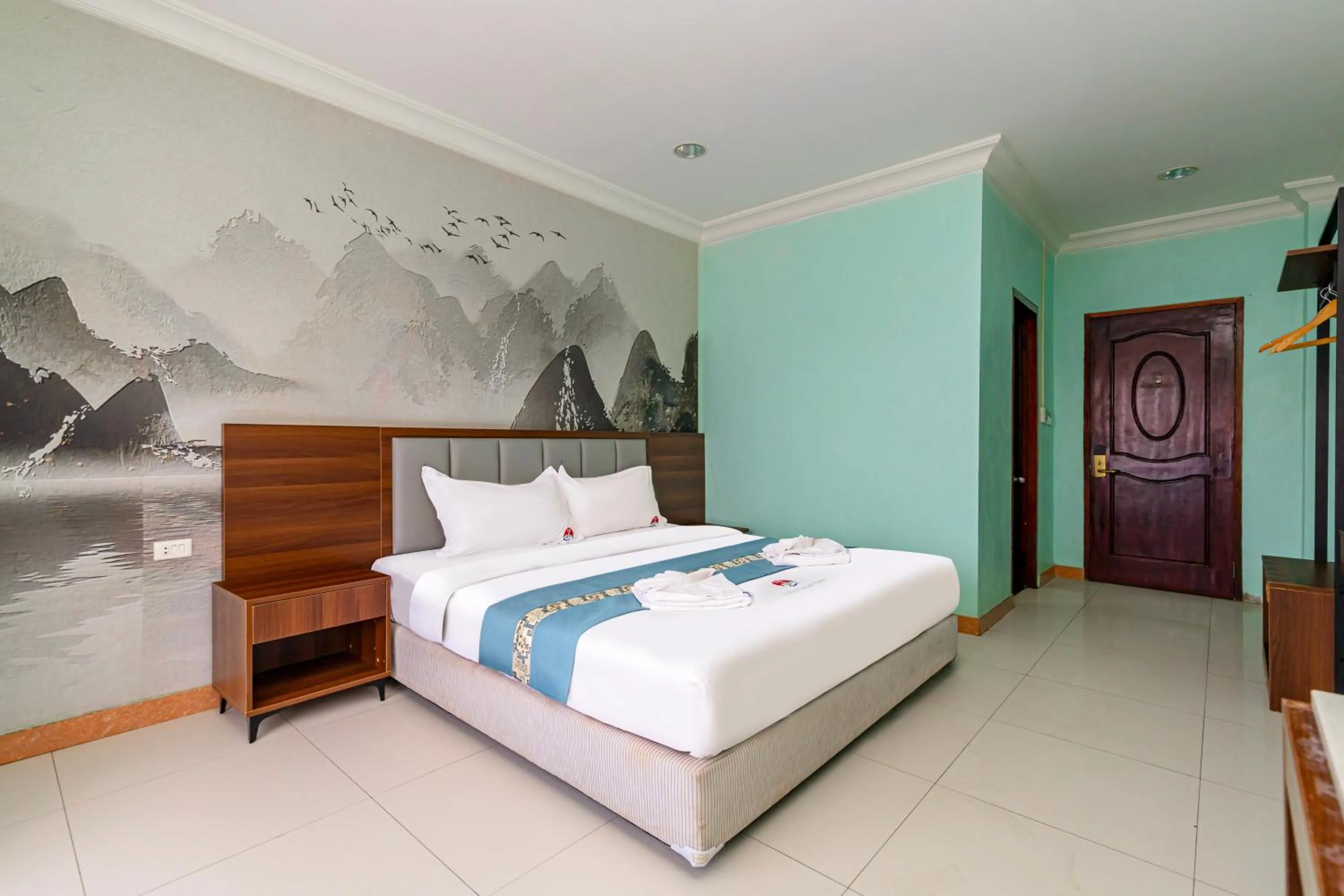 Photo of the whole room, Bed in Lisha Roungnakhone Hotel