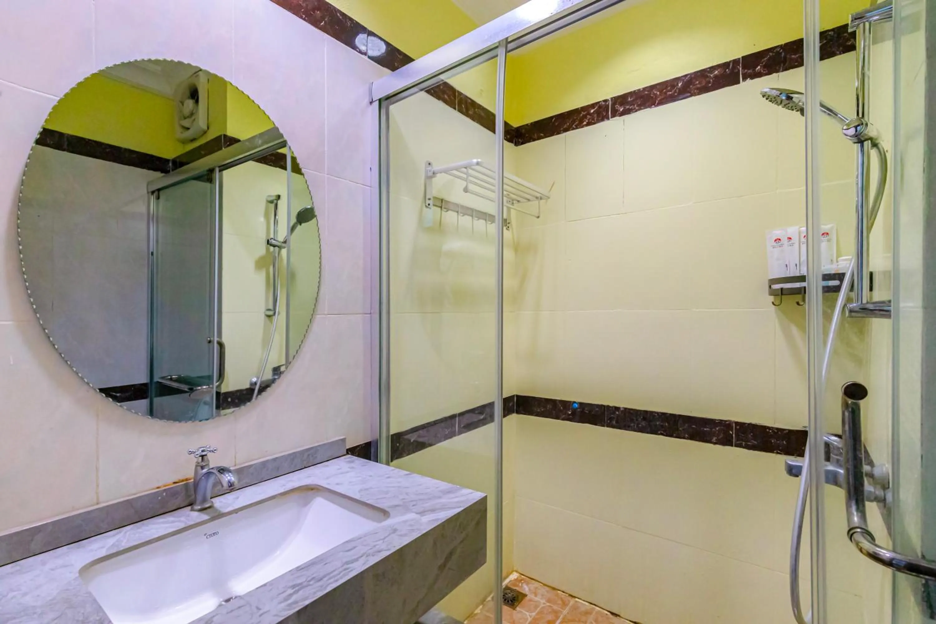 Shower in Lisha Roungnakhone Hotel