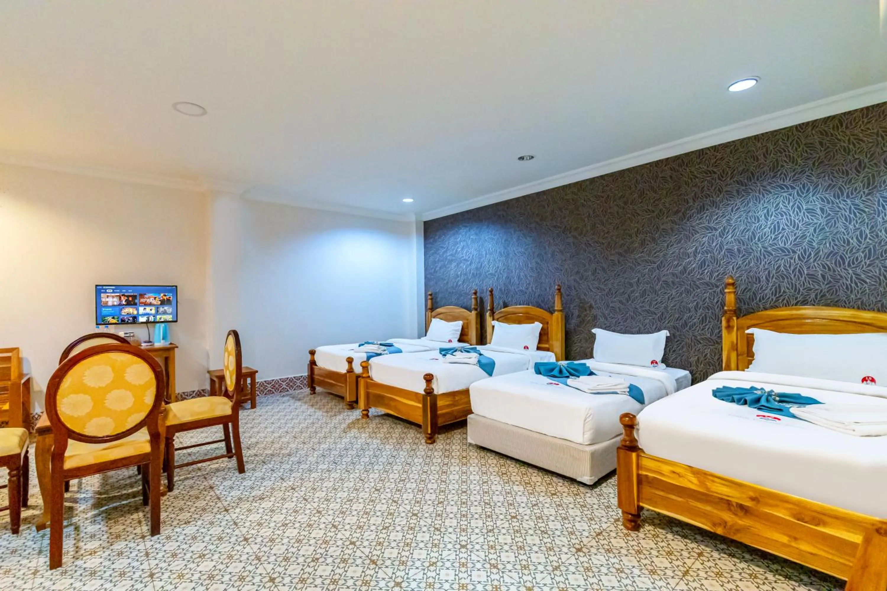 Photo of the whole room, Bed in Lisha Roungnakhone Hotel