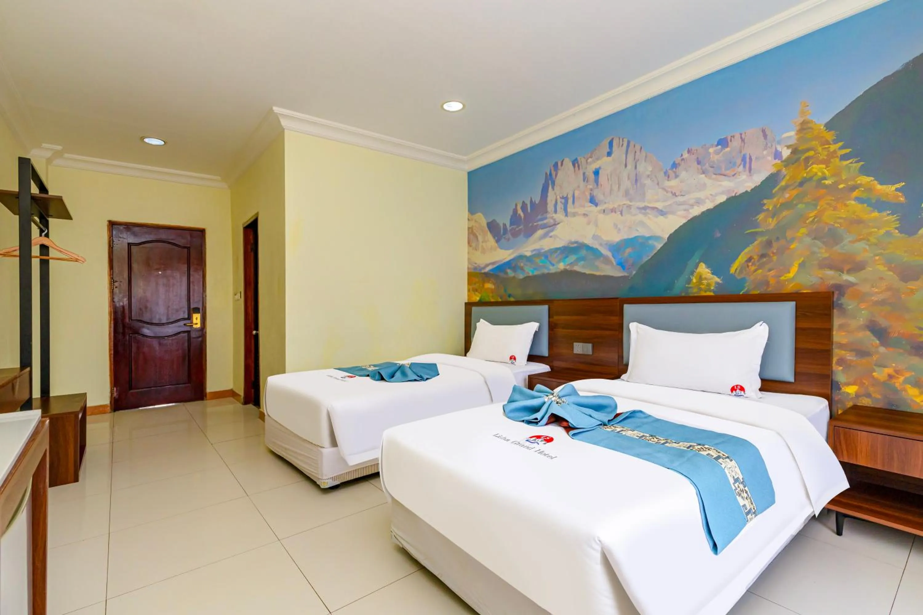 Photo of the whole room, Bed in Lisha Roungnakhone Hotel