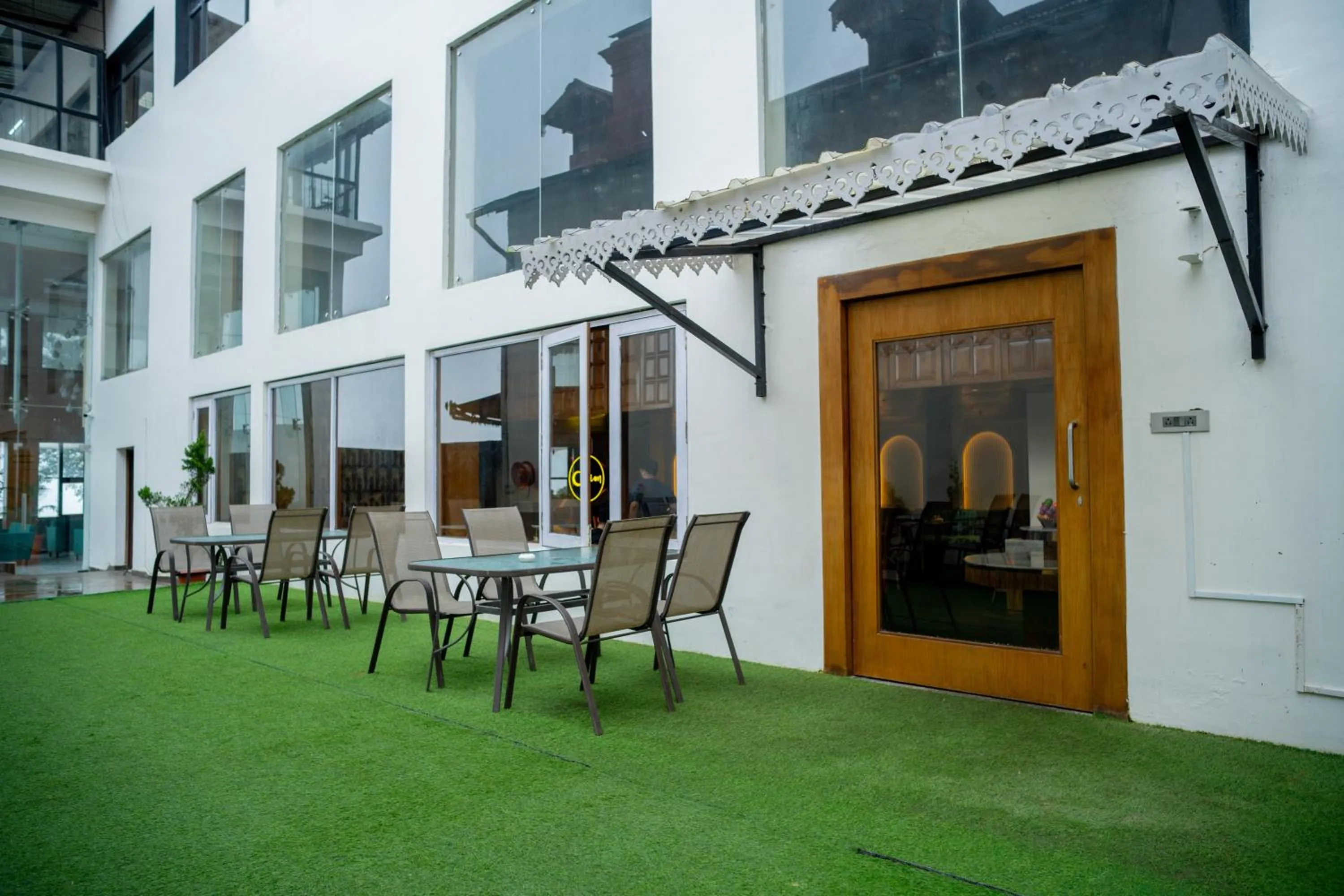 Restaurant/places to eat in ORSINO RESORT MALL ROAD