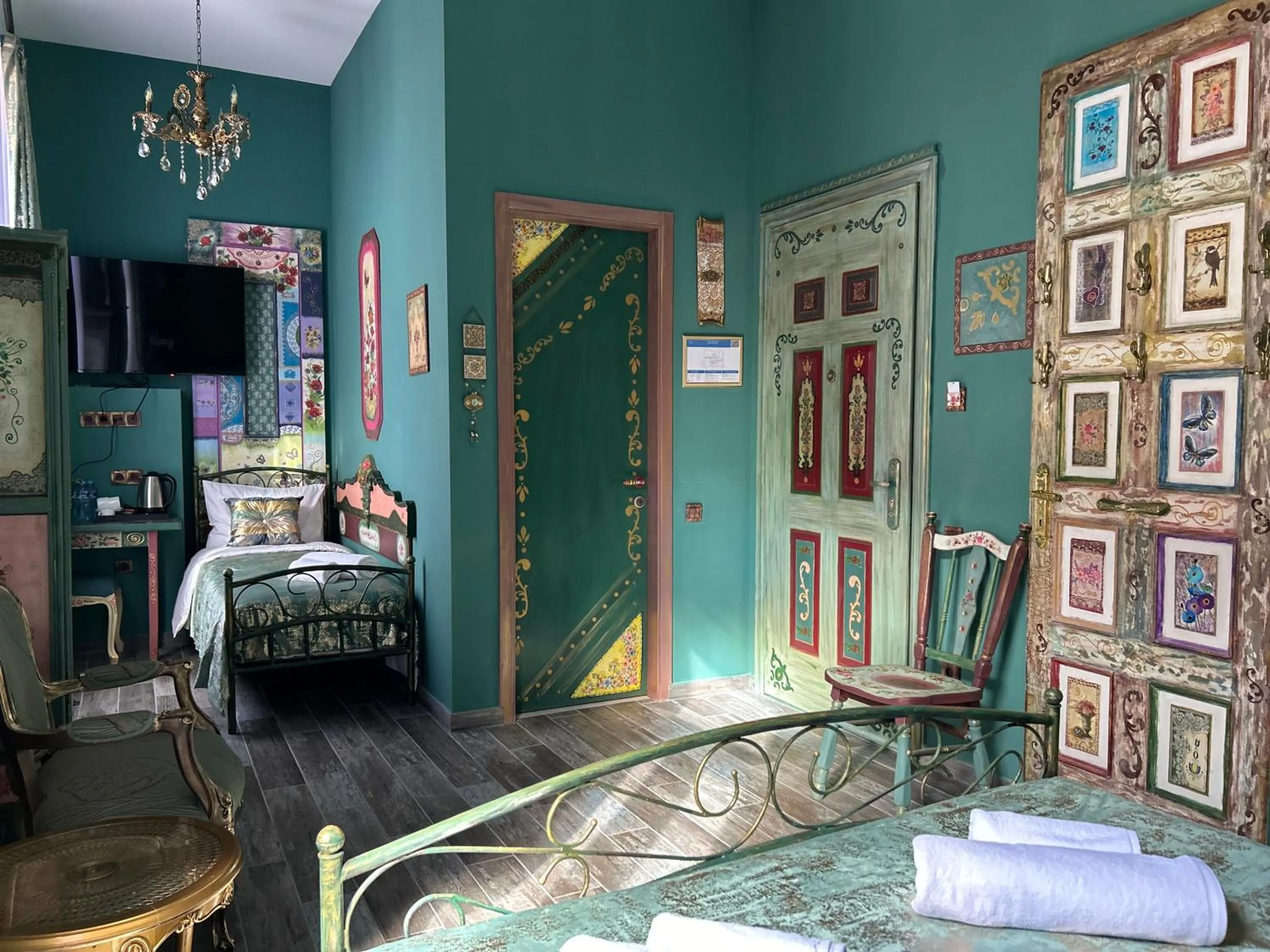 Communal lounge/ TV room in Hotel Zerta Old Tbilisi