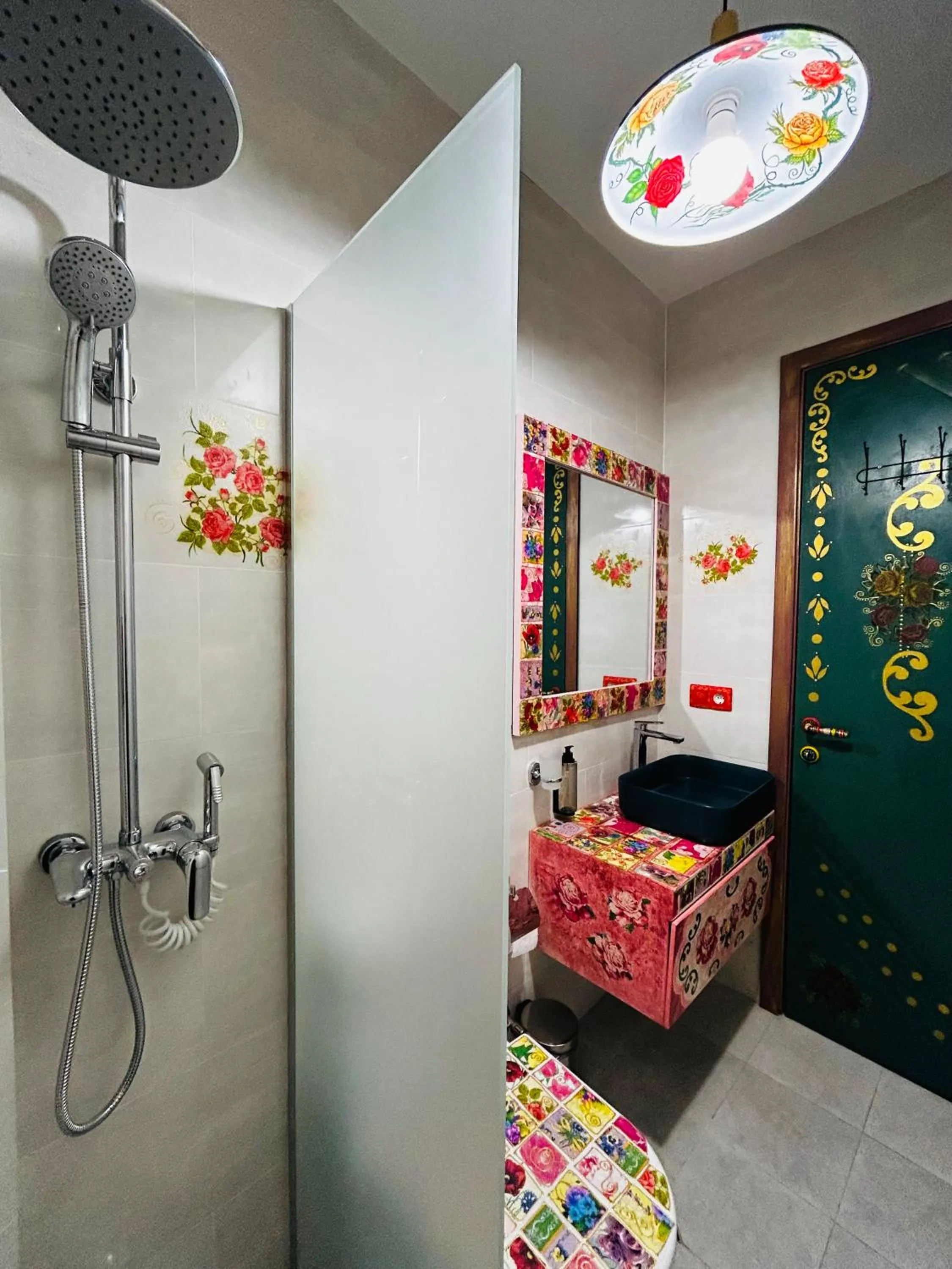 Shower, Bed in Hotel Zerta Old Tbilisi