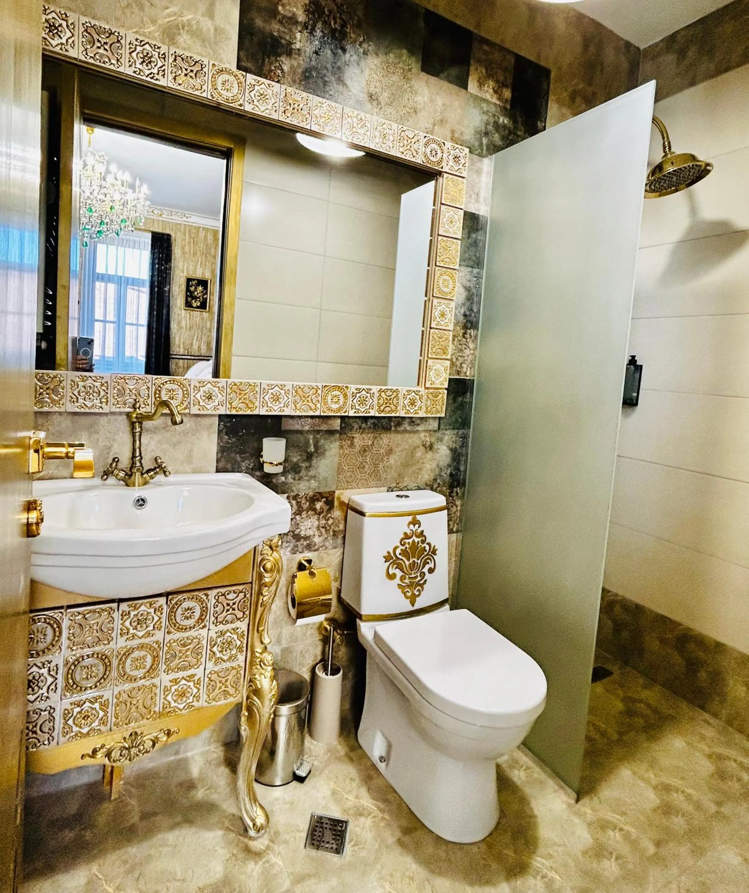 Shower in Hotel Zerta Old Tbilisi