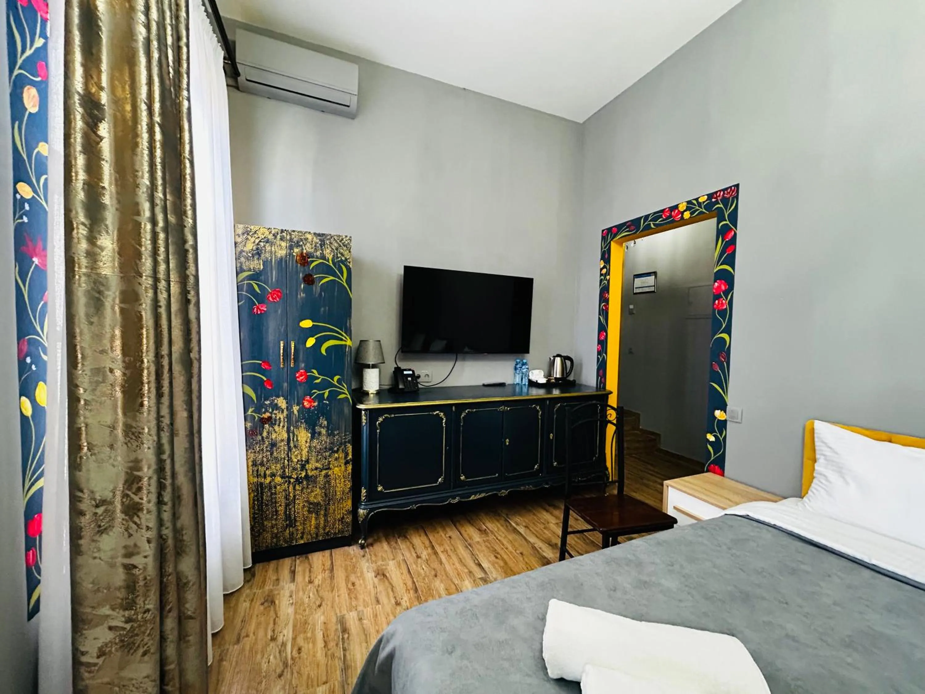 Communal lounge/ TV room, Bed in Hotel Zerta Old Tbilisi