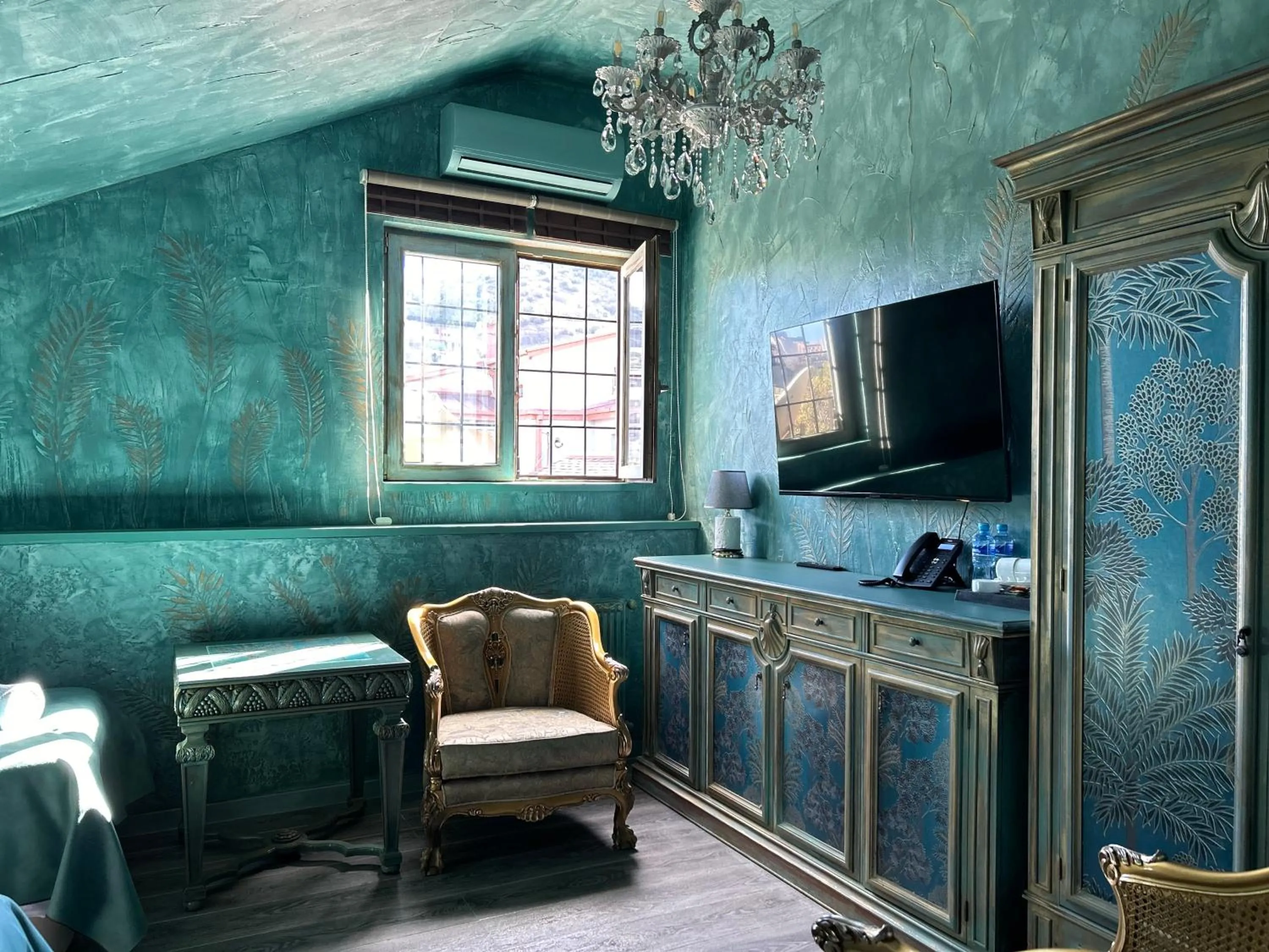 Communal lounge/ TV room in Hotel Zerta Old Tbilisi