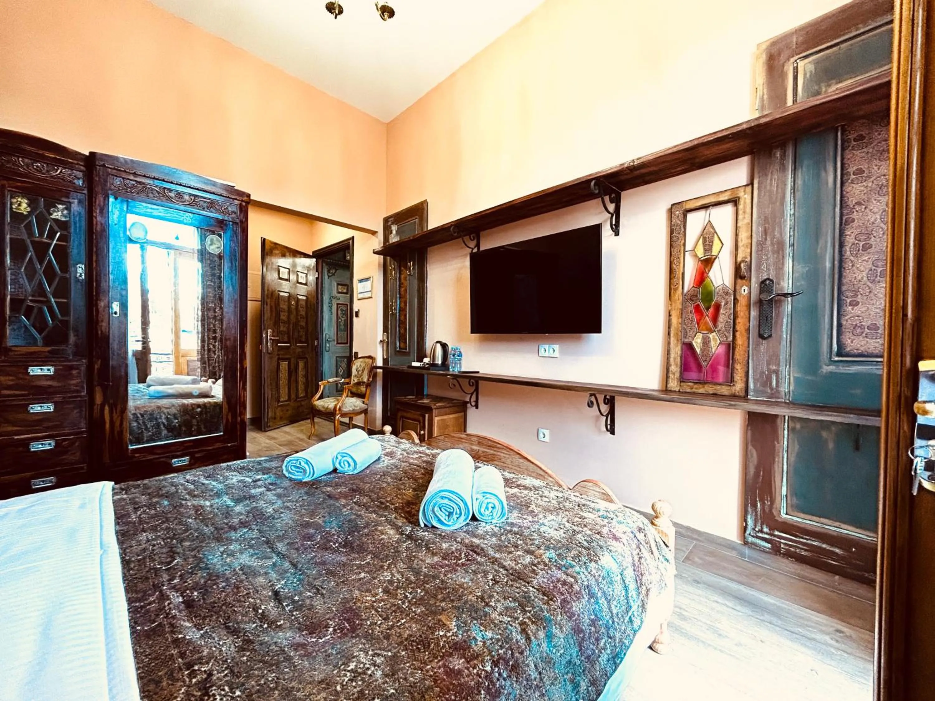 Communal lounge/ TV room, Bed in Hotel Zerta Old Tbilisi