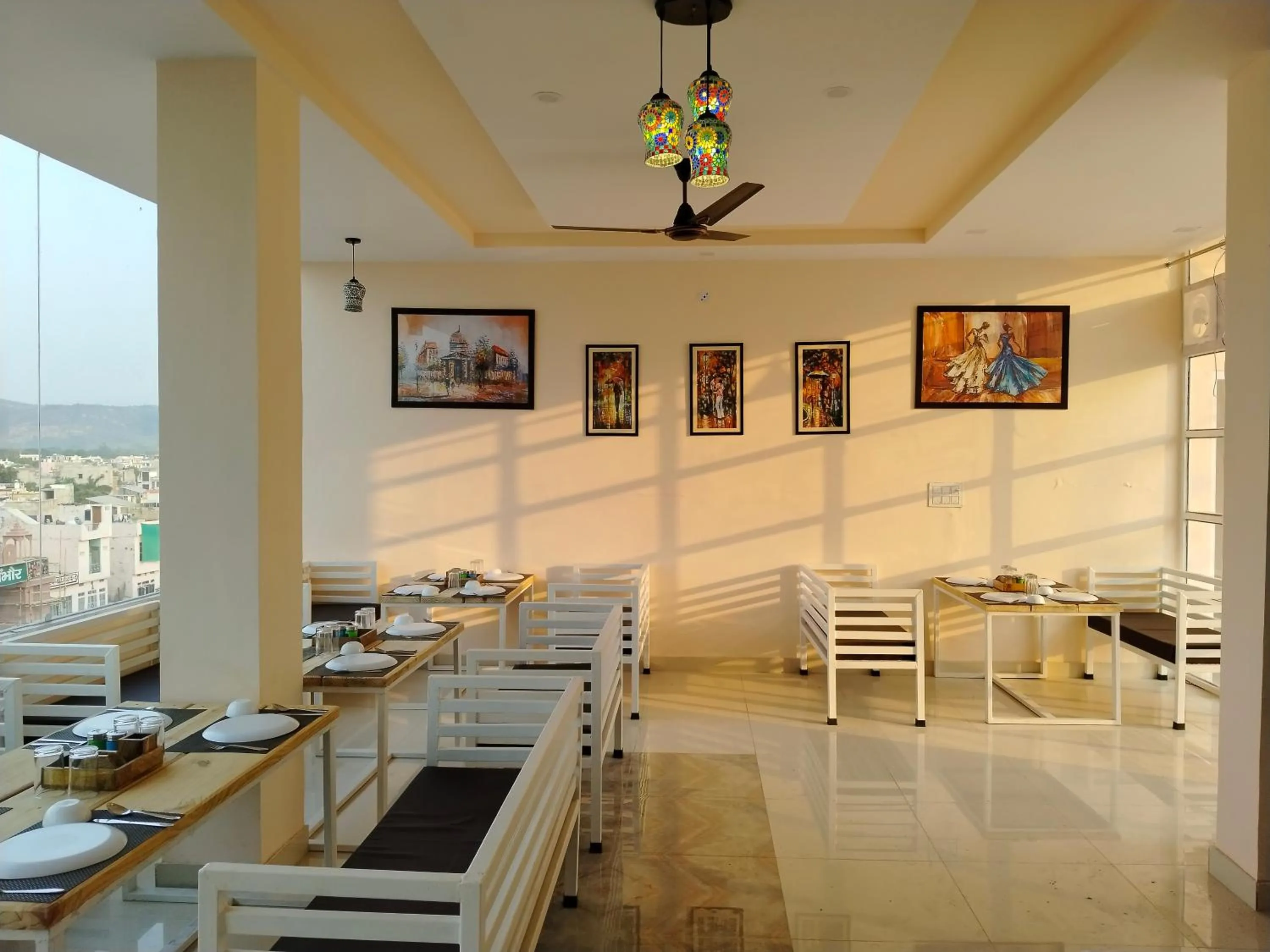 Restaurant/places to eat in House M Lodge