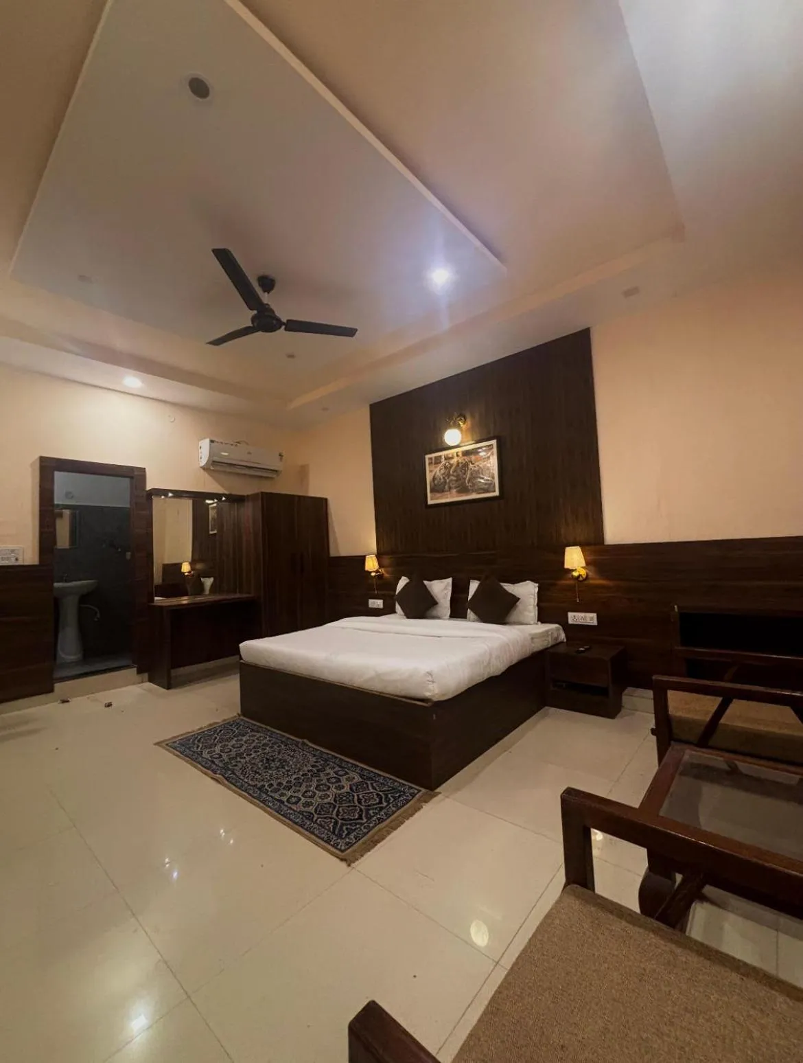 Photo of the whole room, Bed in House M Lodge