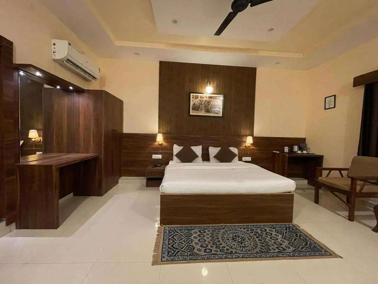 Photo of the whole room, Bed in House M Lodge