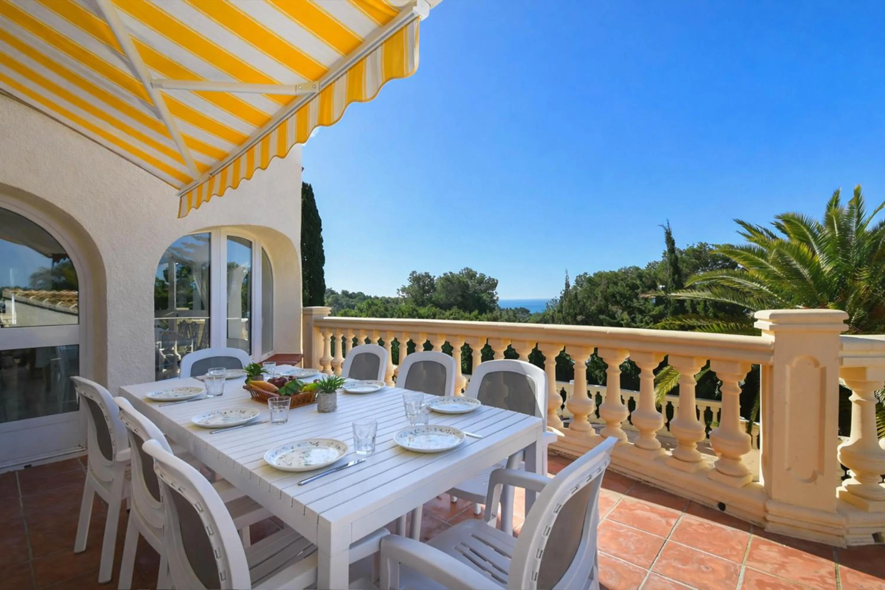 Dining area in Villa Hermosa by Aguilarent