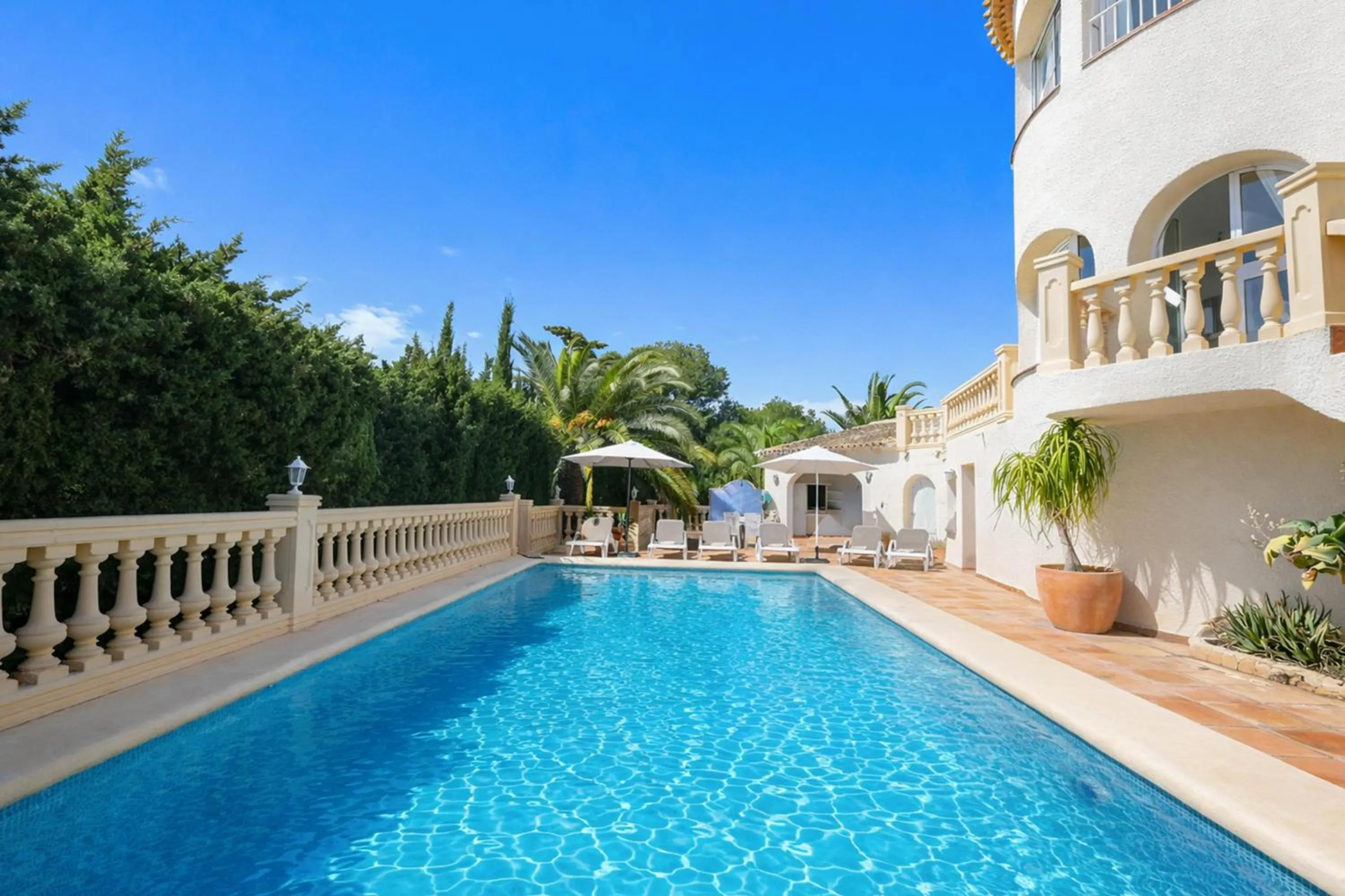 Solarium in Villa Hermosa by Aguilarent