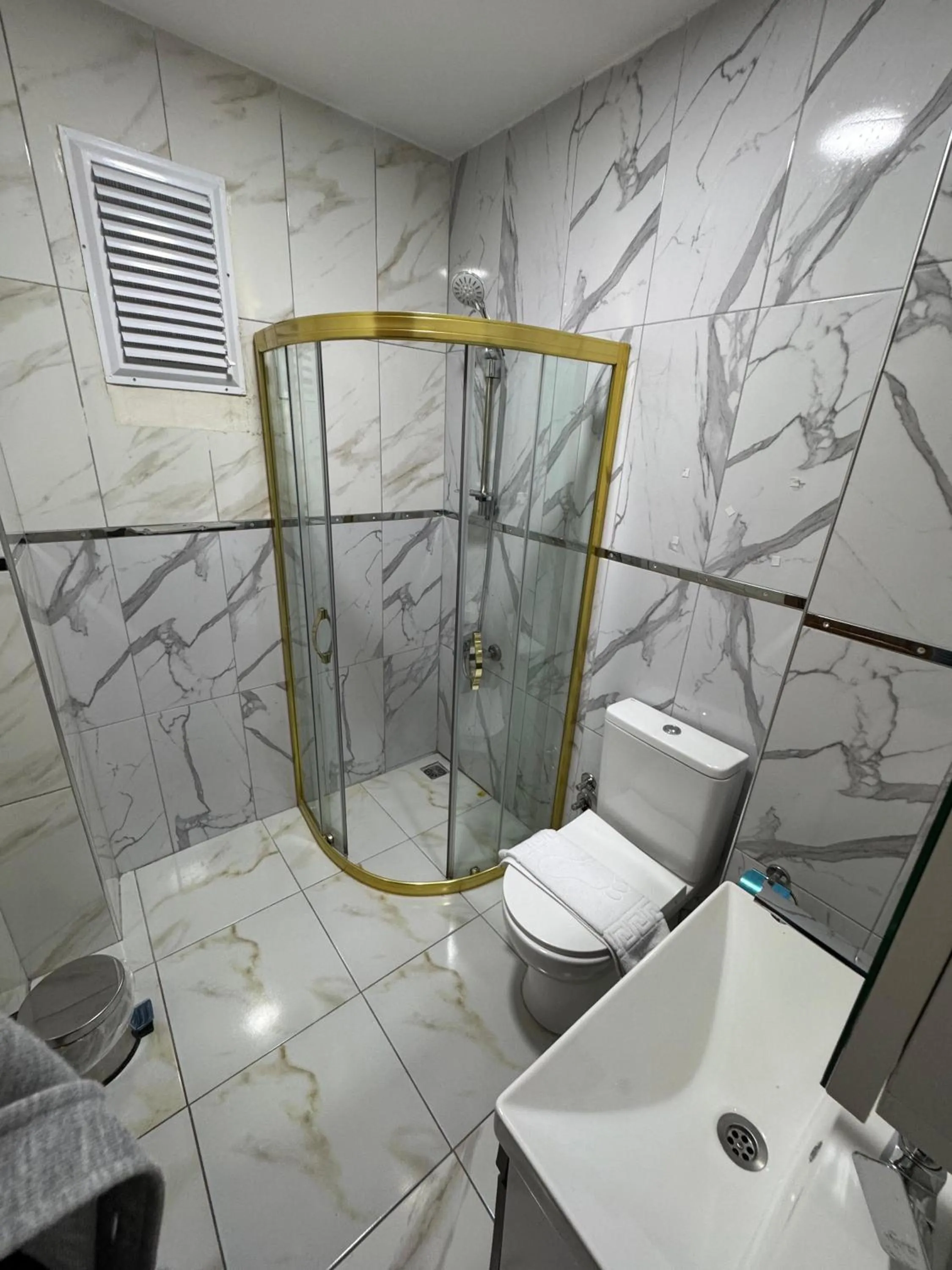 Shower in beyzade apart hotel