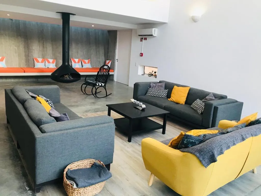 Communal lounge/ TV room in Pe no Monte