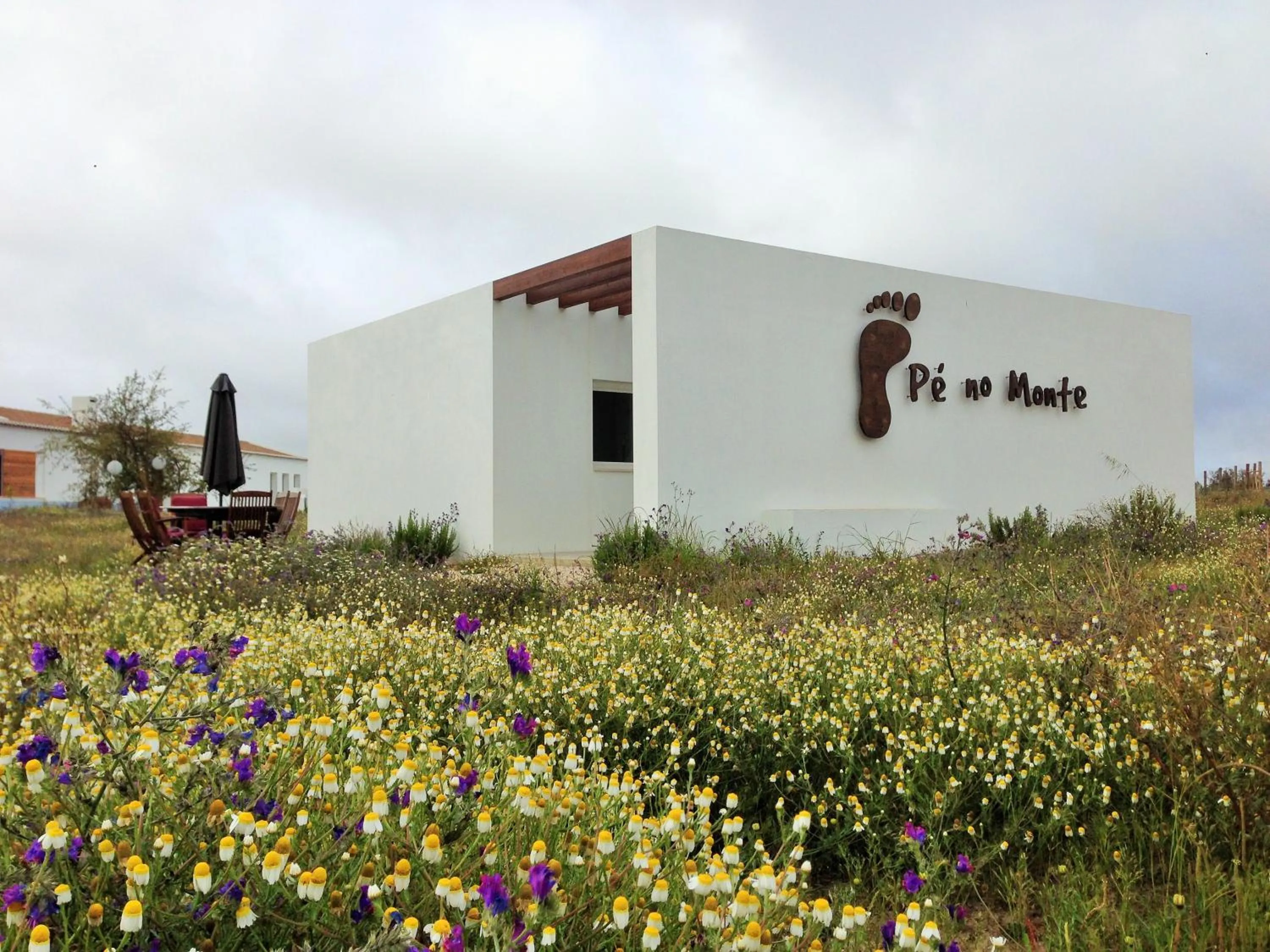 Facade/entrance in Pe no Monte