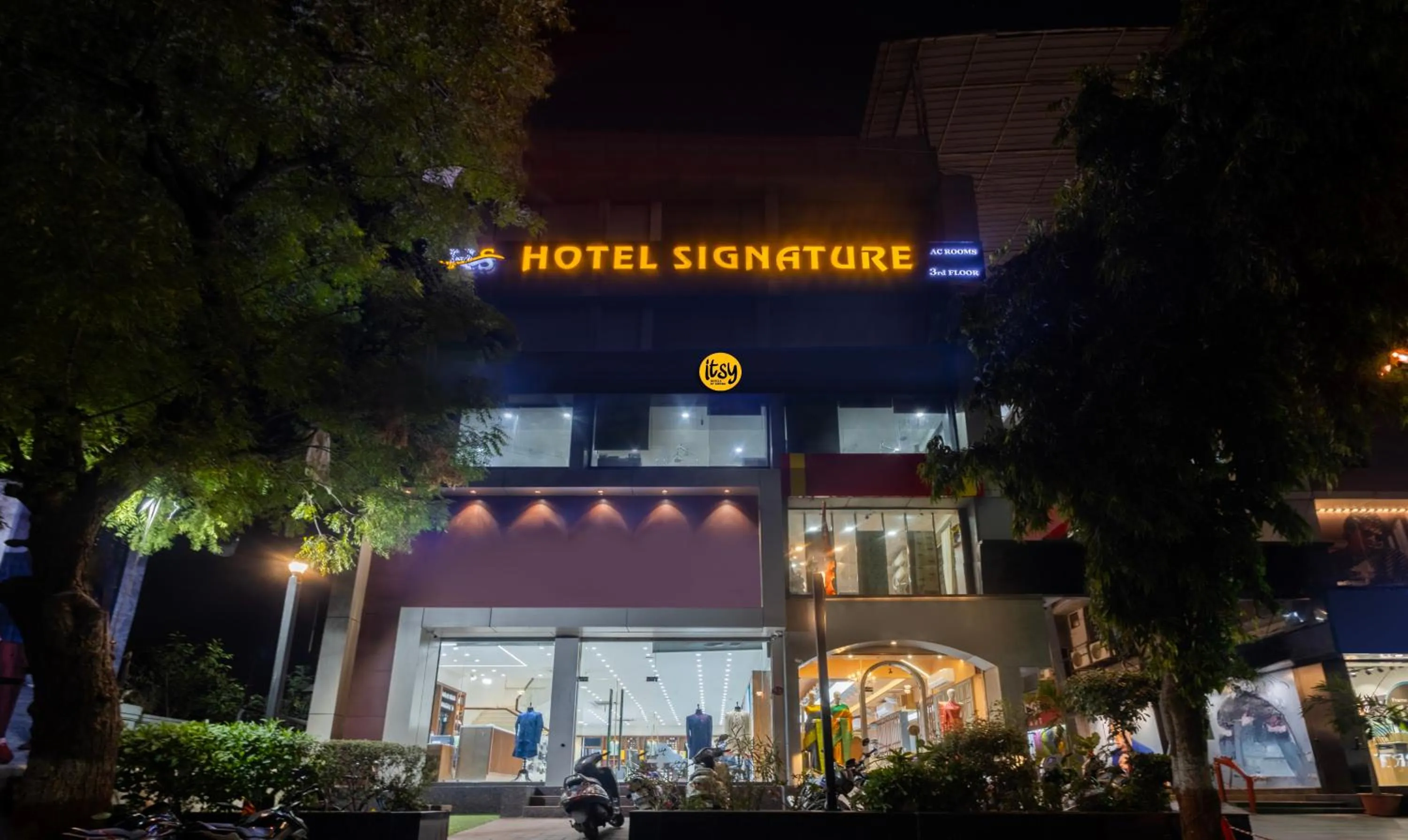 Facade/entrance in Itsy Hotels Signature, Nehru Nagar