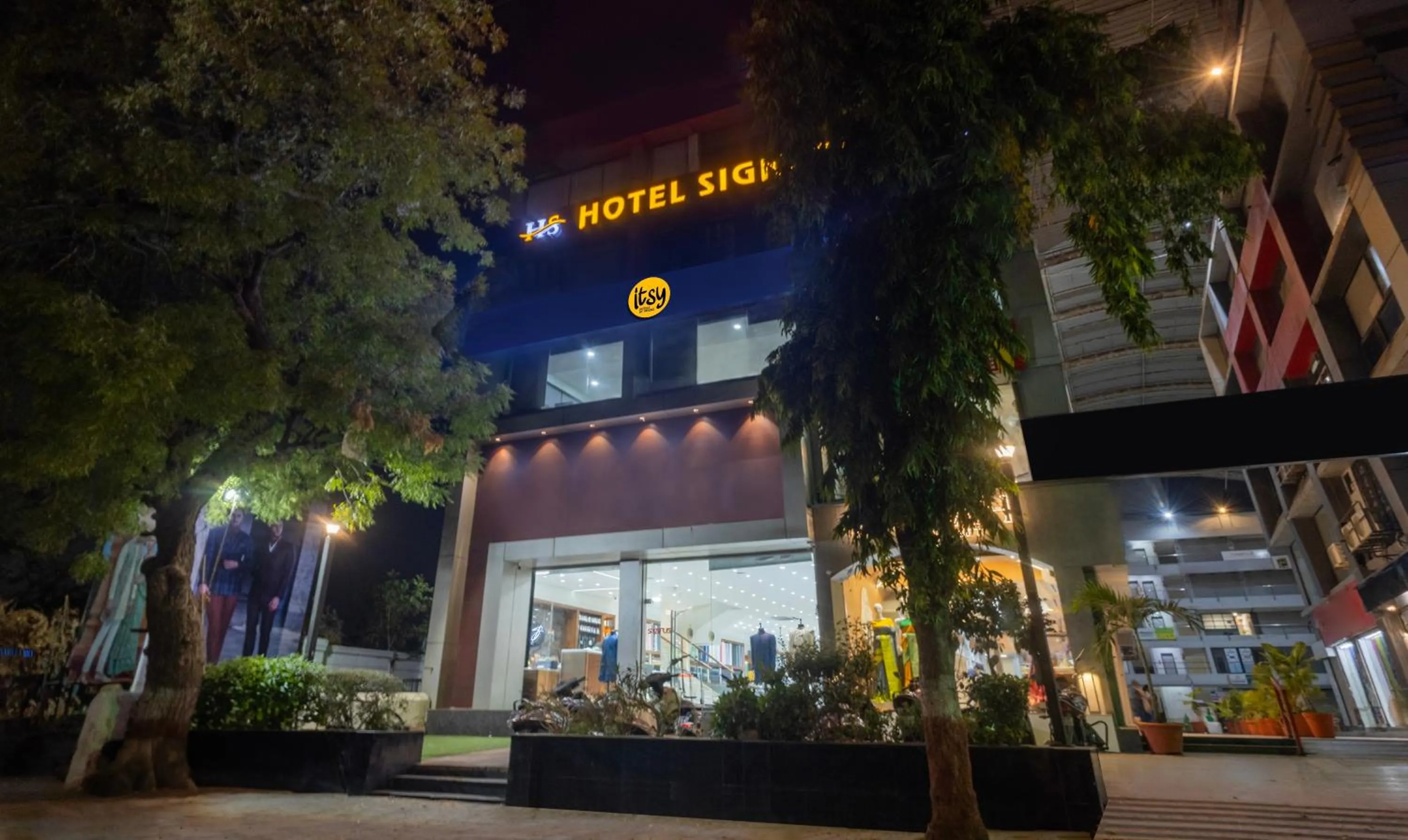 Facade/entrance in Itsy Hotels Signature, Nehru Nagar