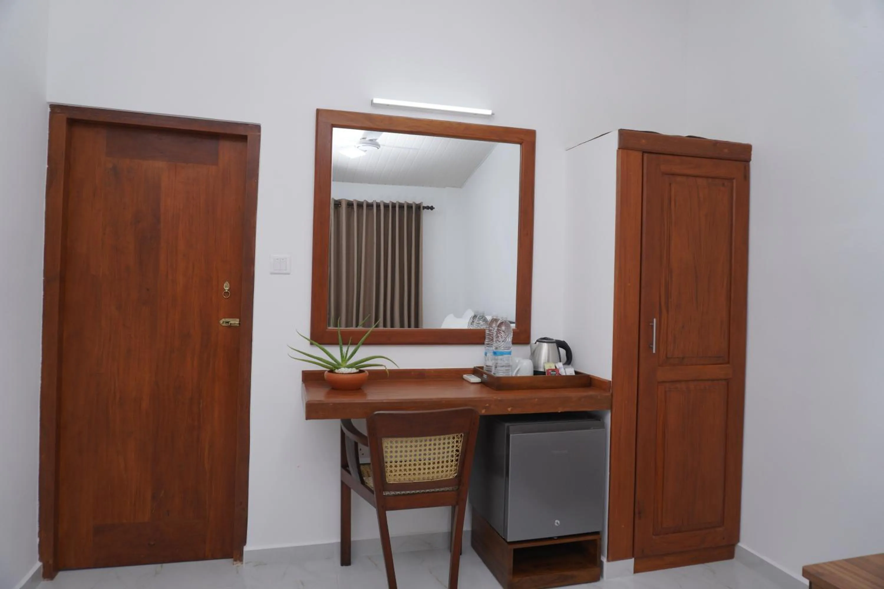 wardrobe in SURF UNA BEACH HOTEL