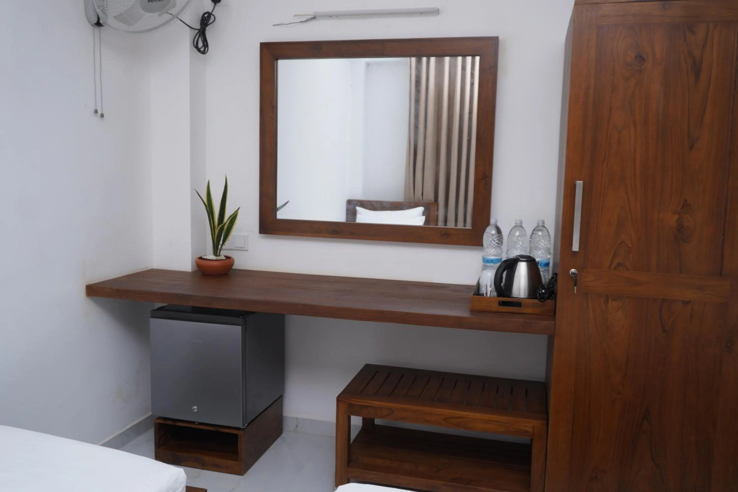 wardrobe in SURF UNA BEACH HOTEL