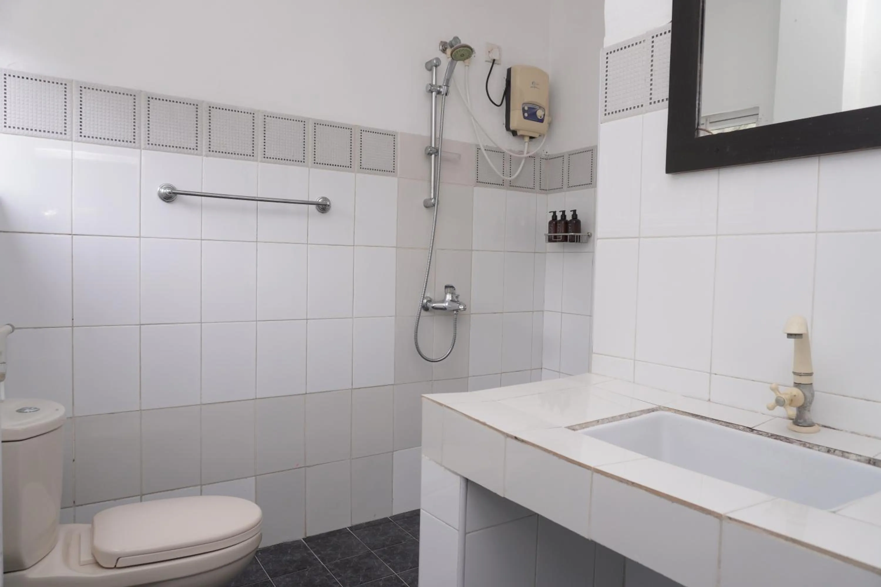 Toilet in SURF UNA BEACH HOTEL