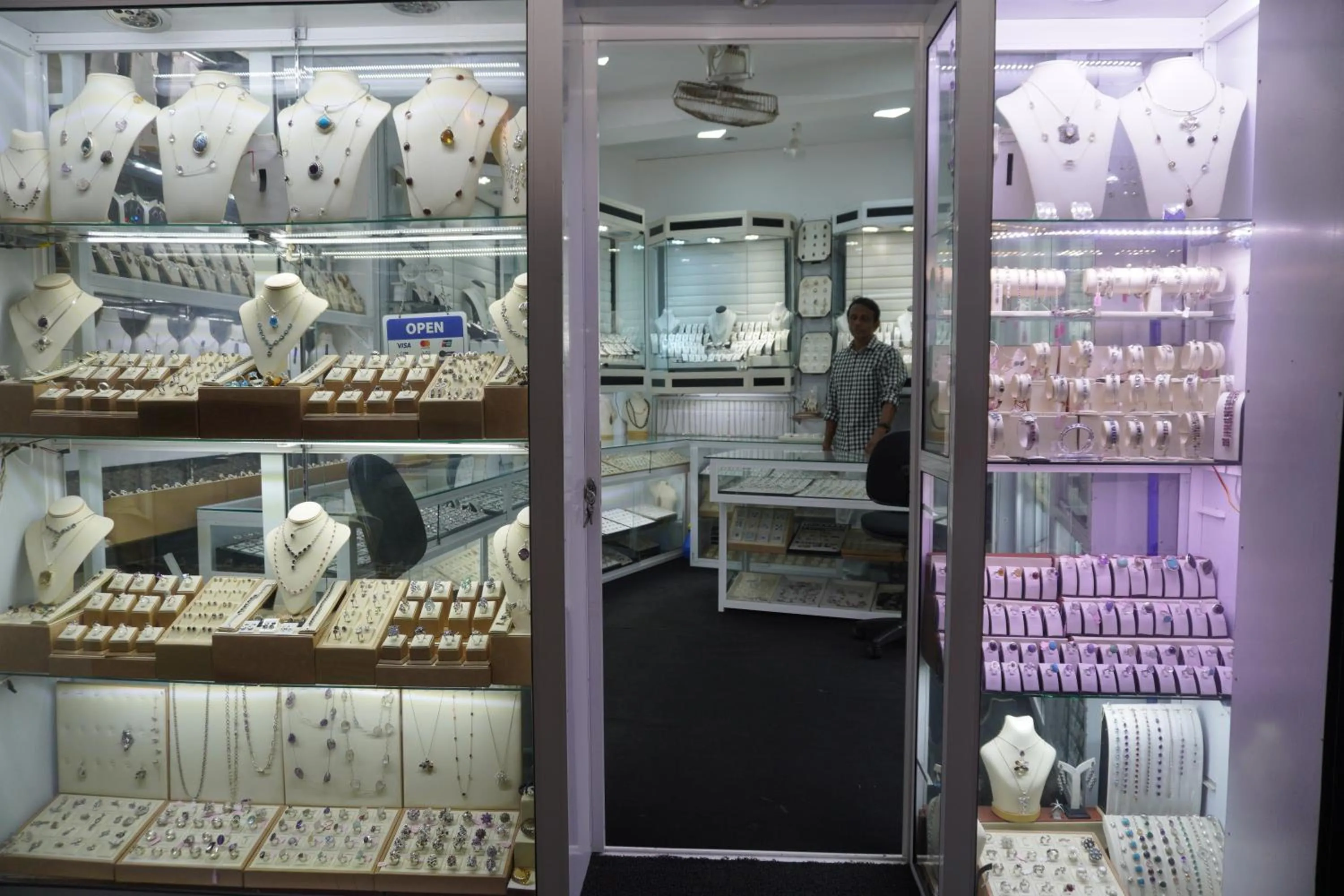 On-site shops in SURF UNA BEACH HOTEL
