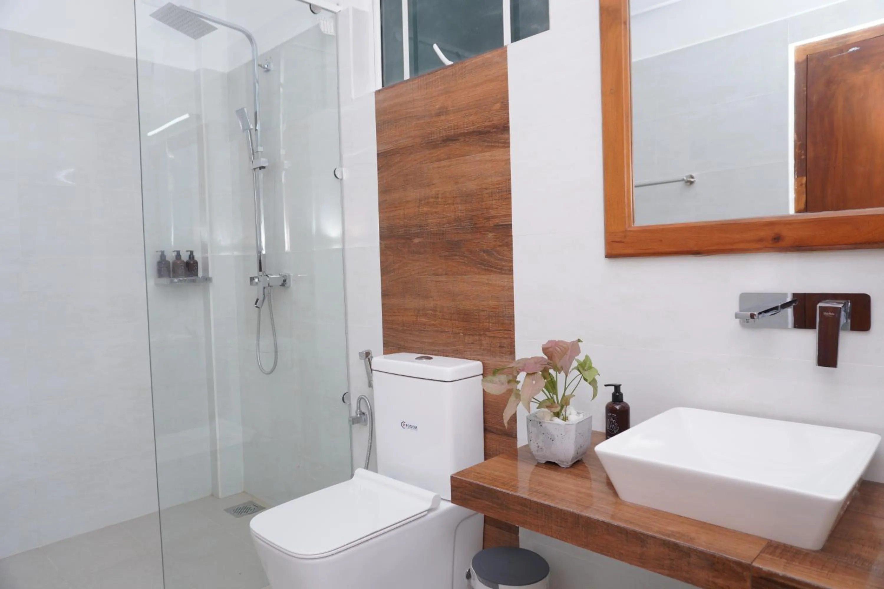 Toilet in SURF UNA BEACH HOTEL