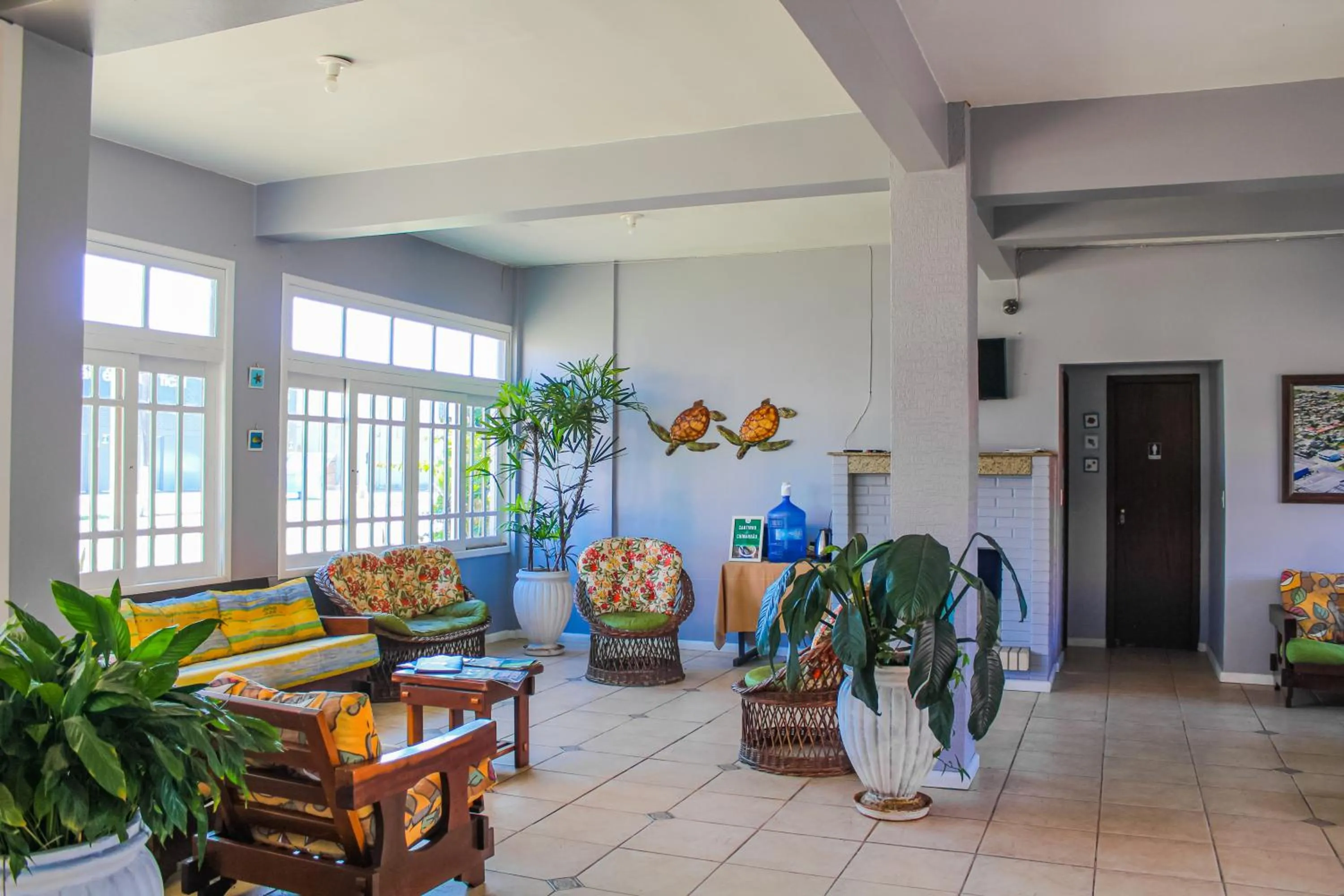 Communal lounge/ TV room in Serramar Apart Hotel