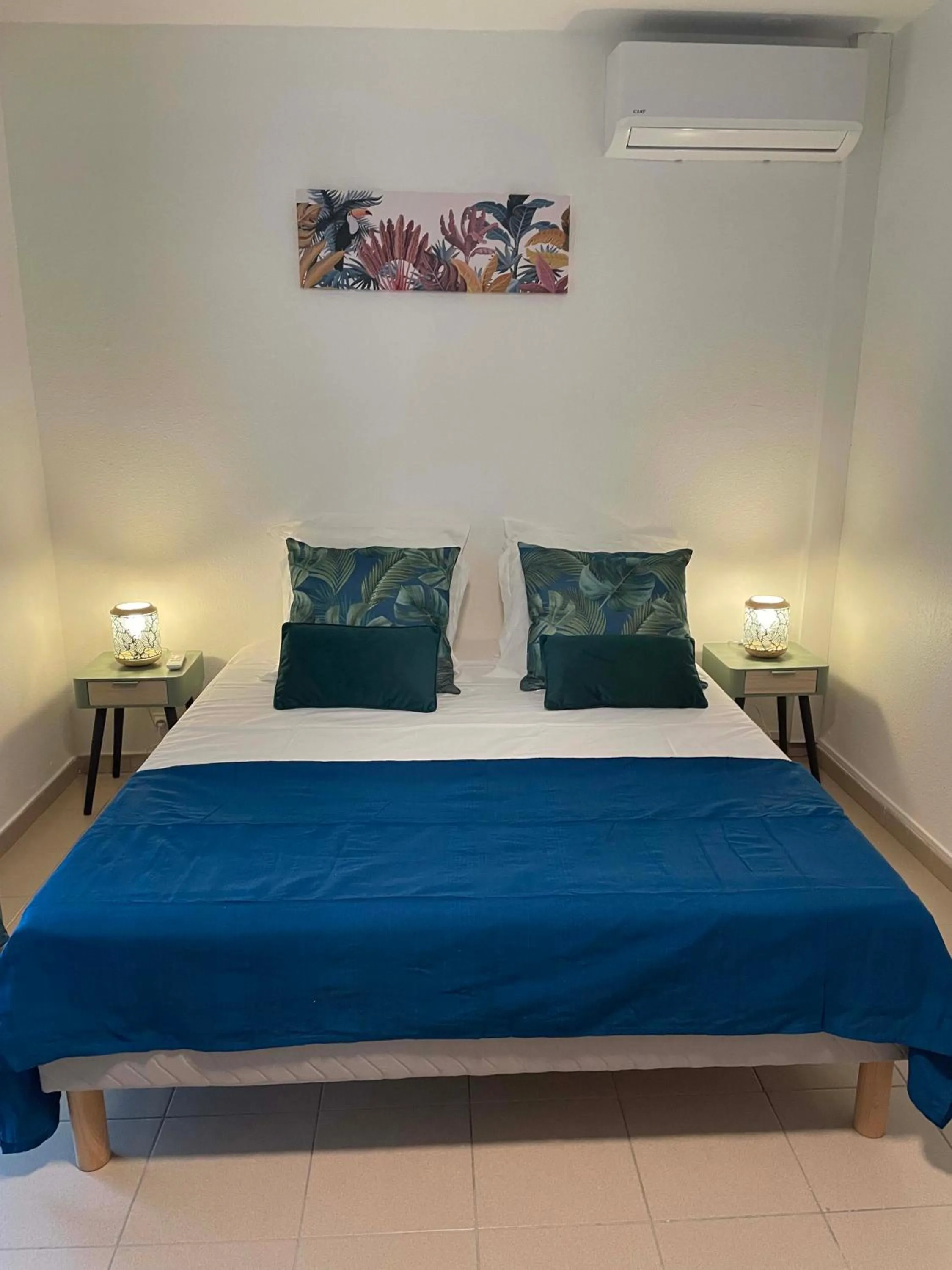 Bedroom, Bed in Appartement tout confort ! Au pied de la plage !