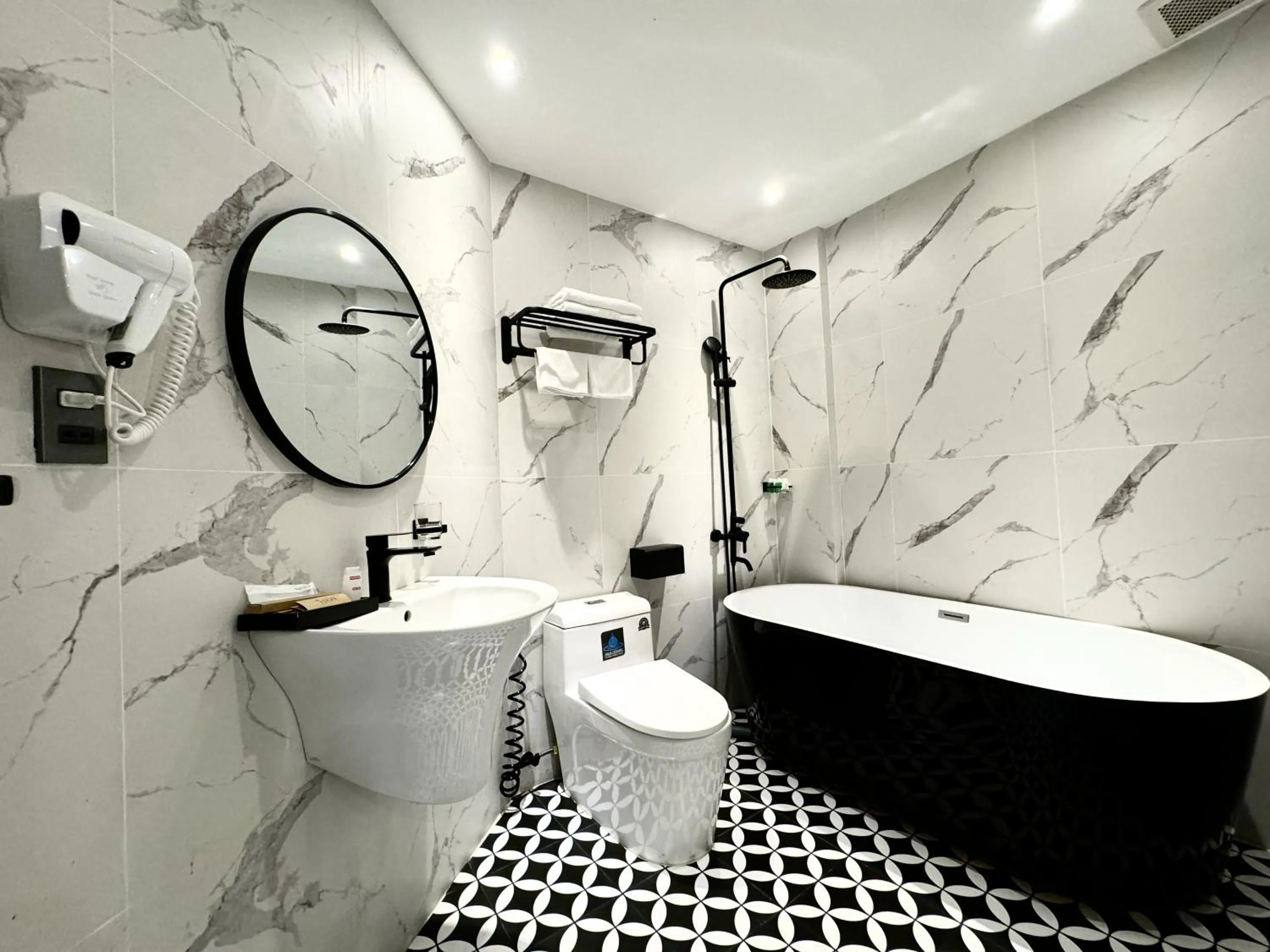 Shower in LION 9 HOTEL