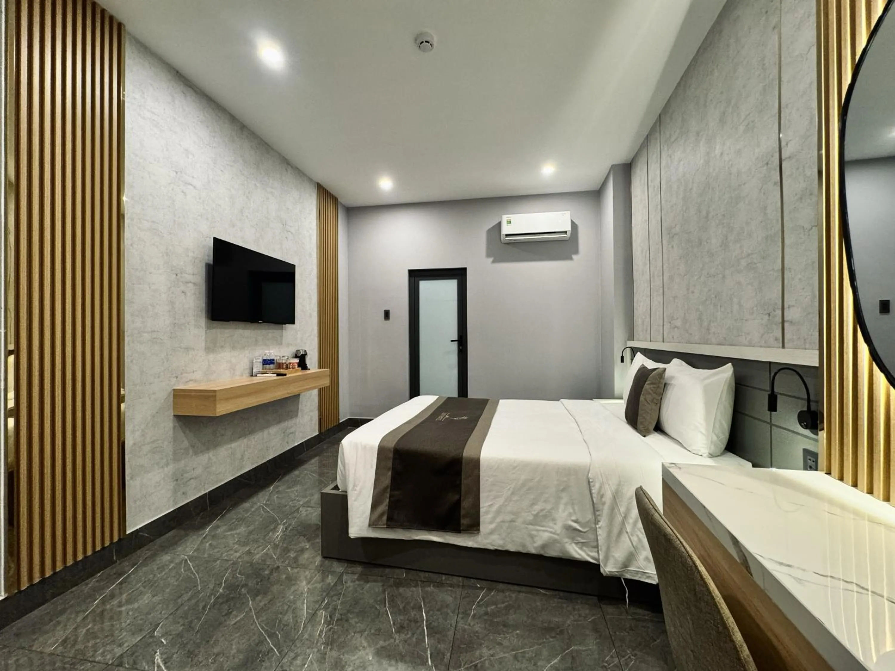 Communal lounge/ TV room, Bed in LION 9 HOTEL