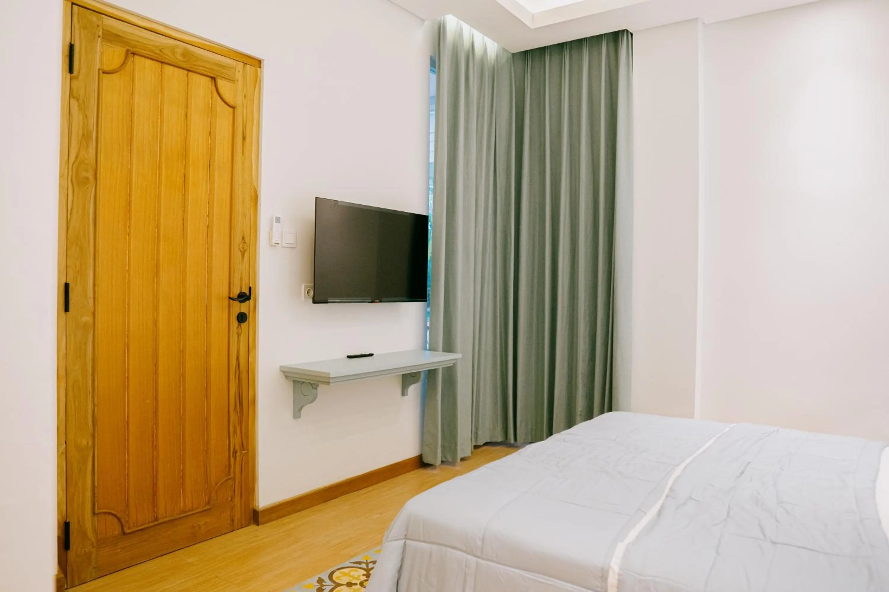 Communal lounge/ TV room, Bed in Casa Amarta Canggu - Boutique Lofts & Detox SPA